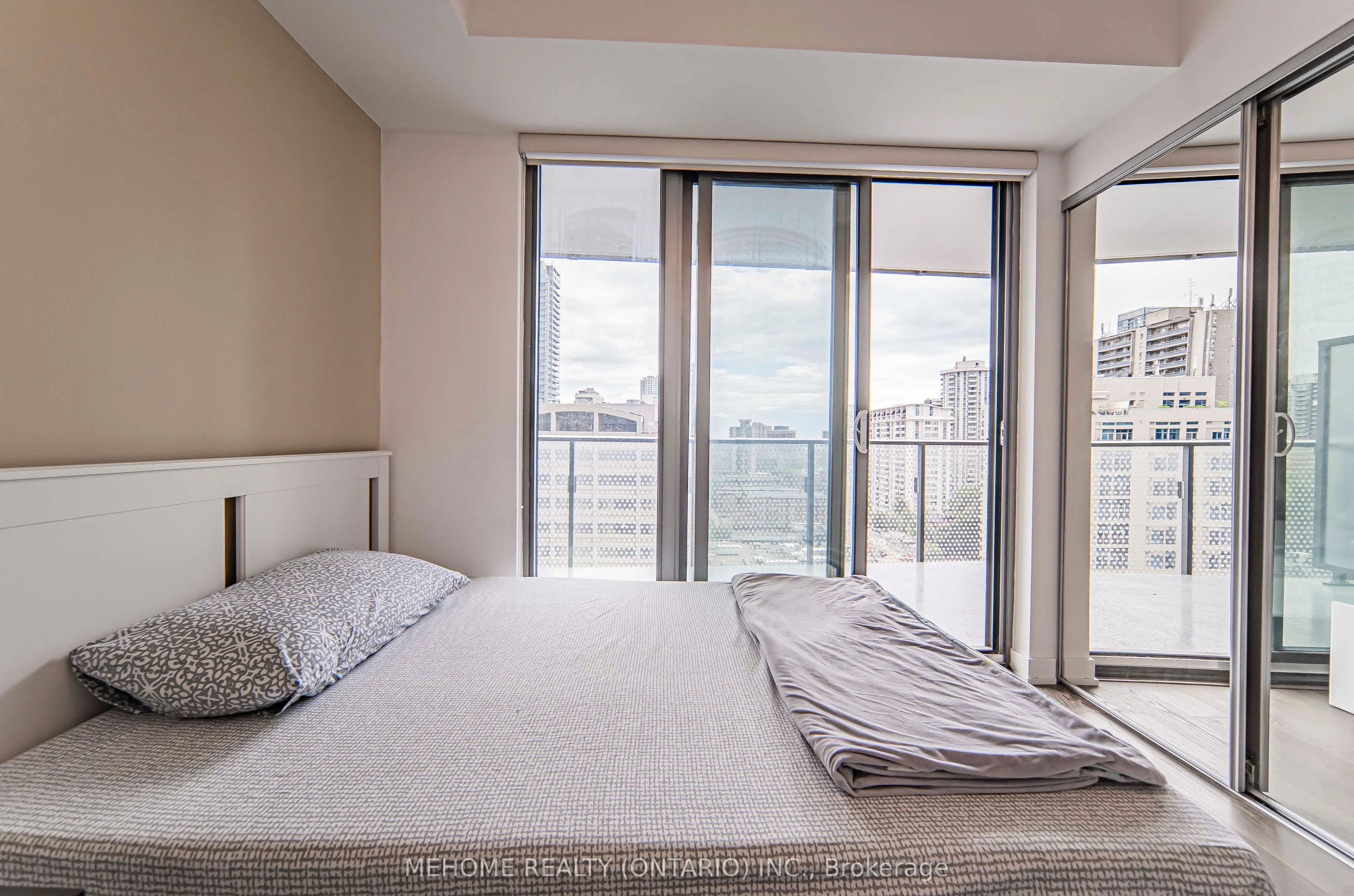 11 Wellesley Street W, #902