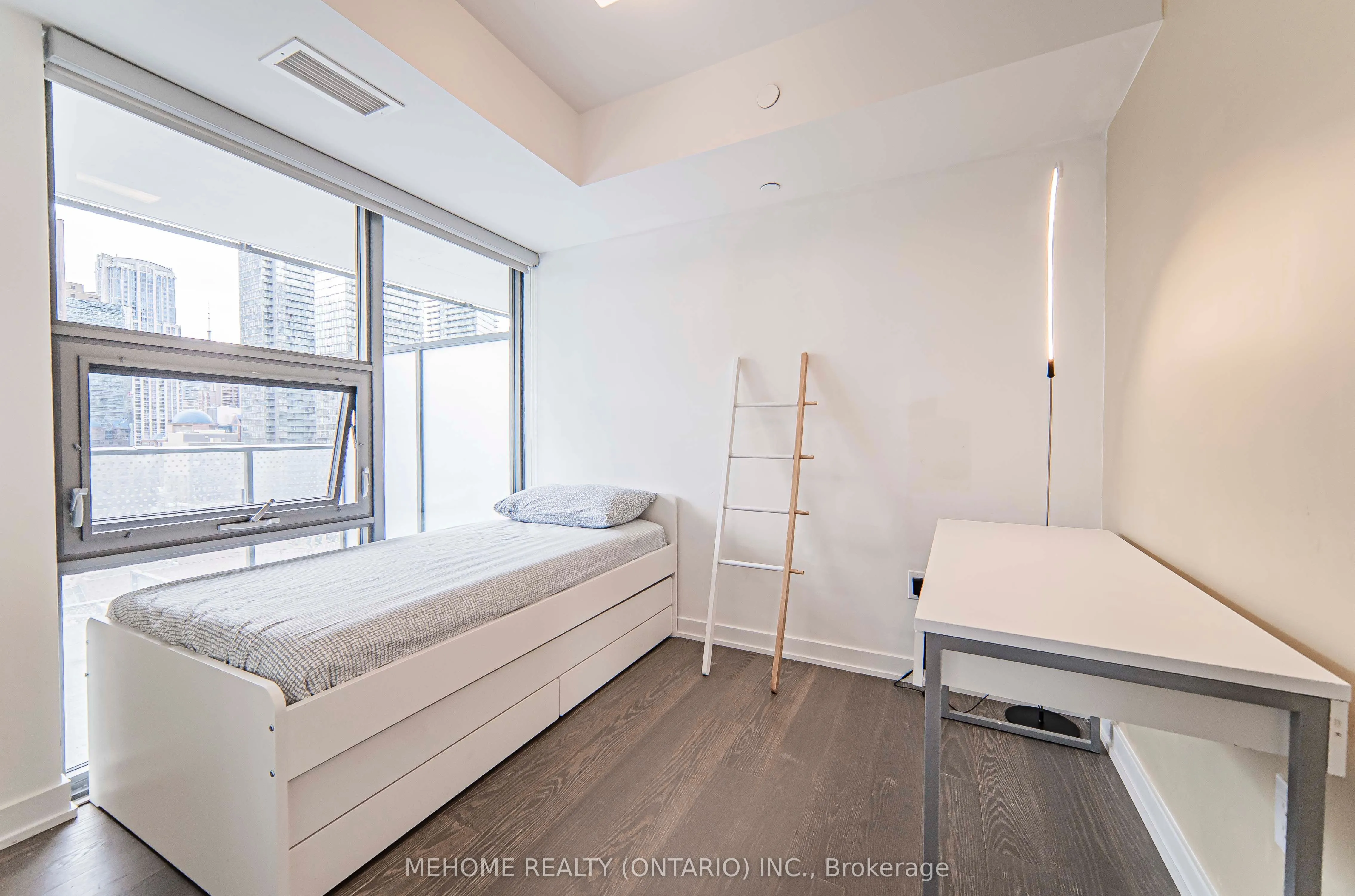 11 Wellesley Street W, #902