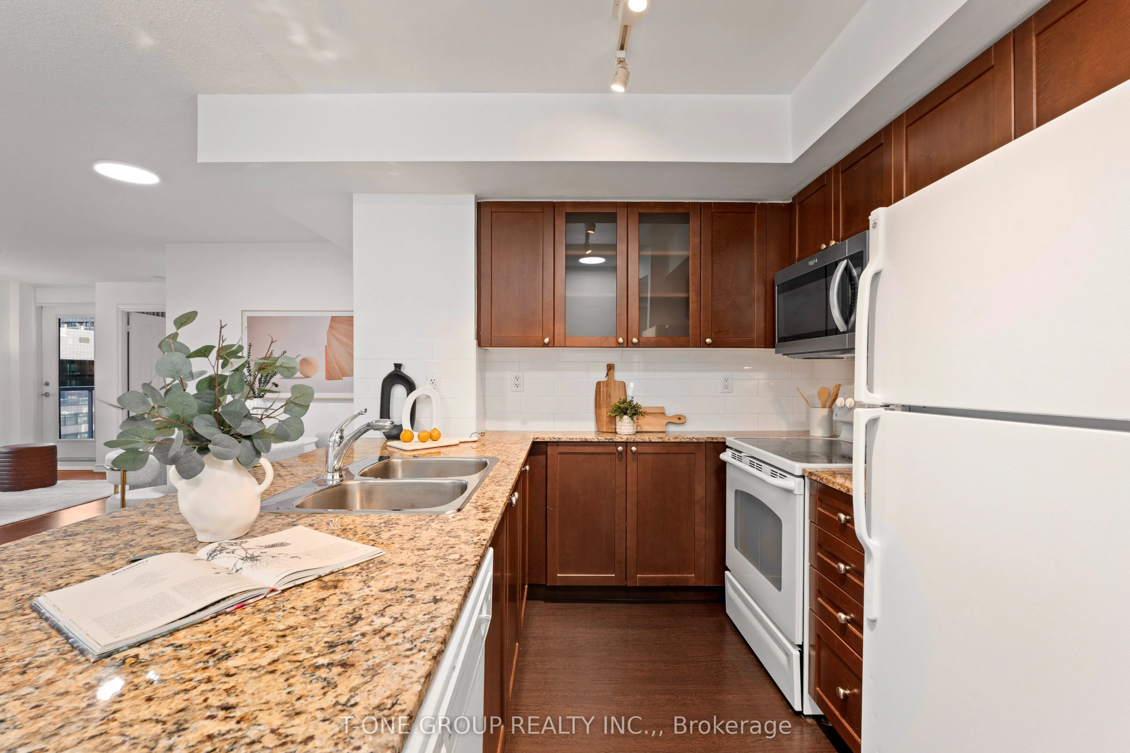 761 Bay Street, #605