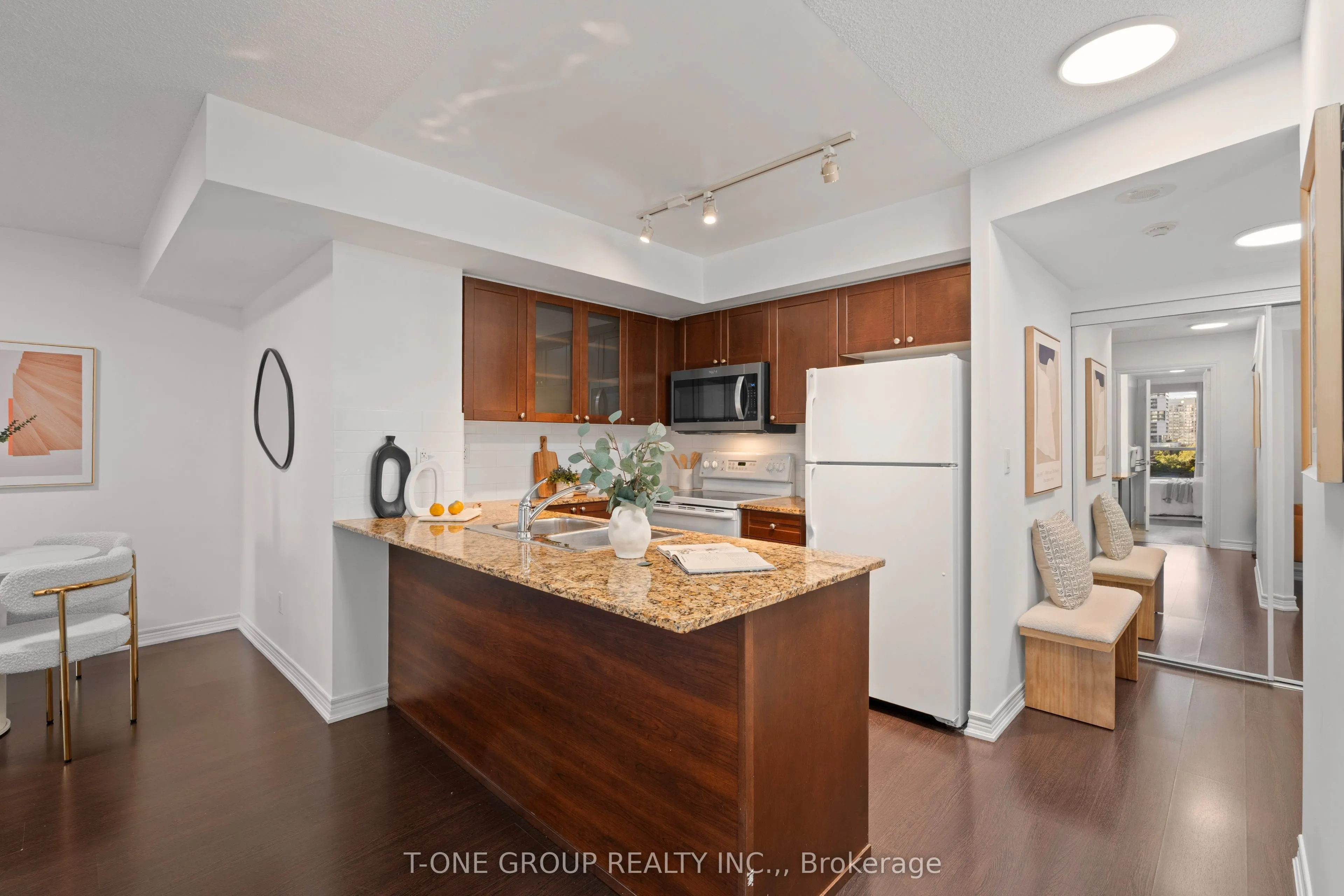 761 Bay Street, #605