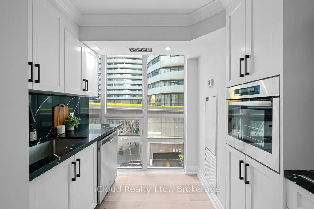 19 Grand Trunk Crescent, #506