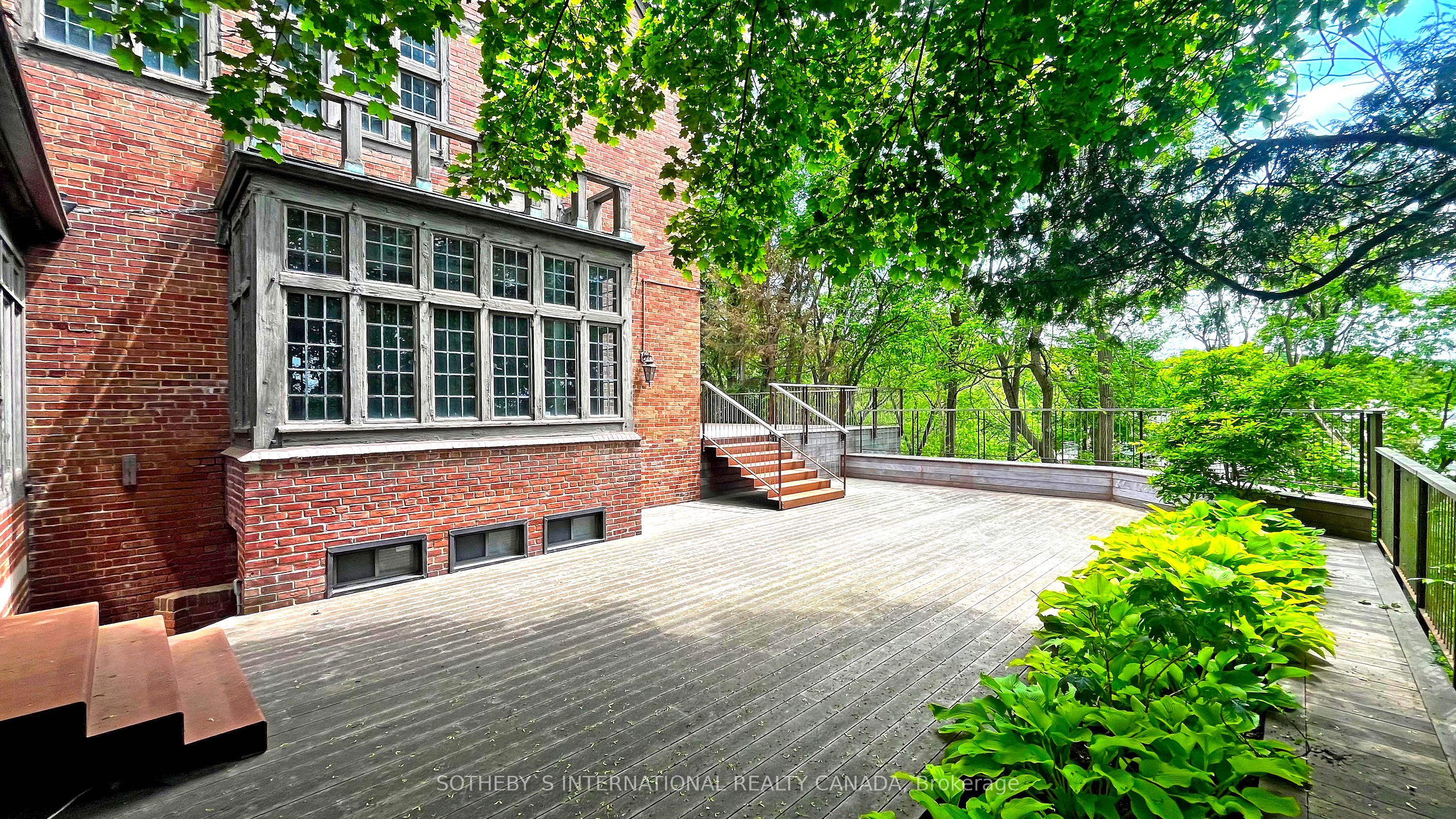 372 Old Yonge Street