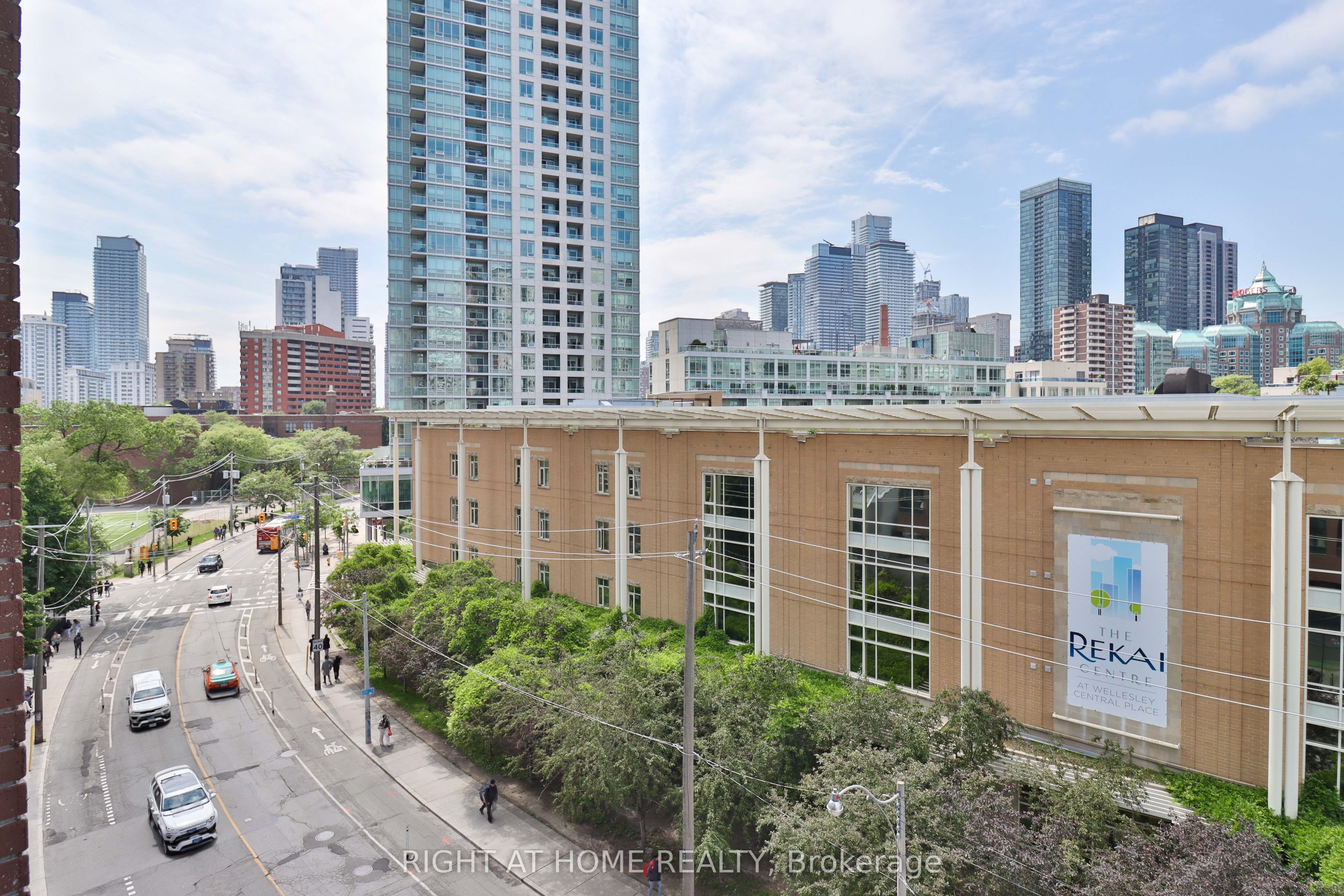 159 Wellesley Street E #406