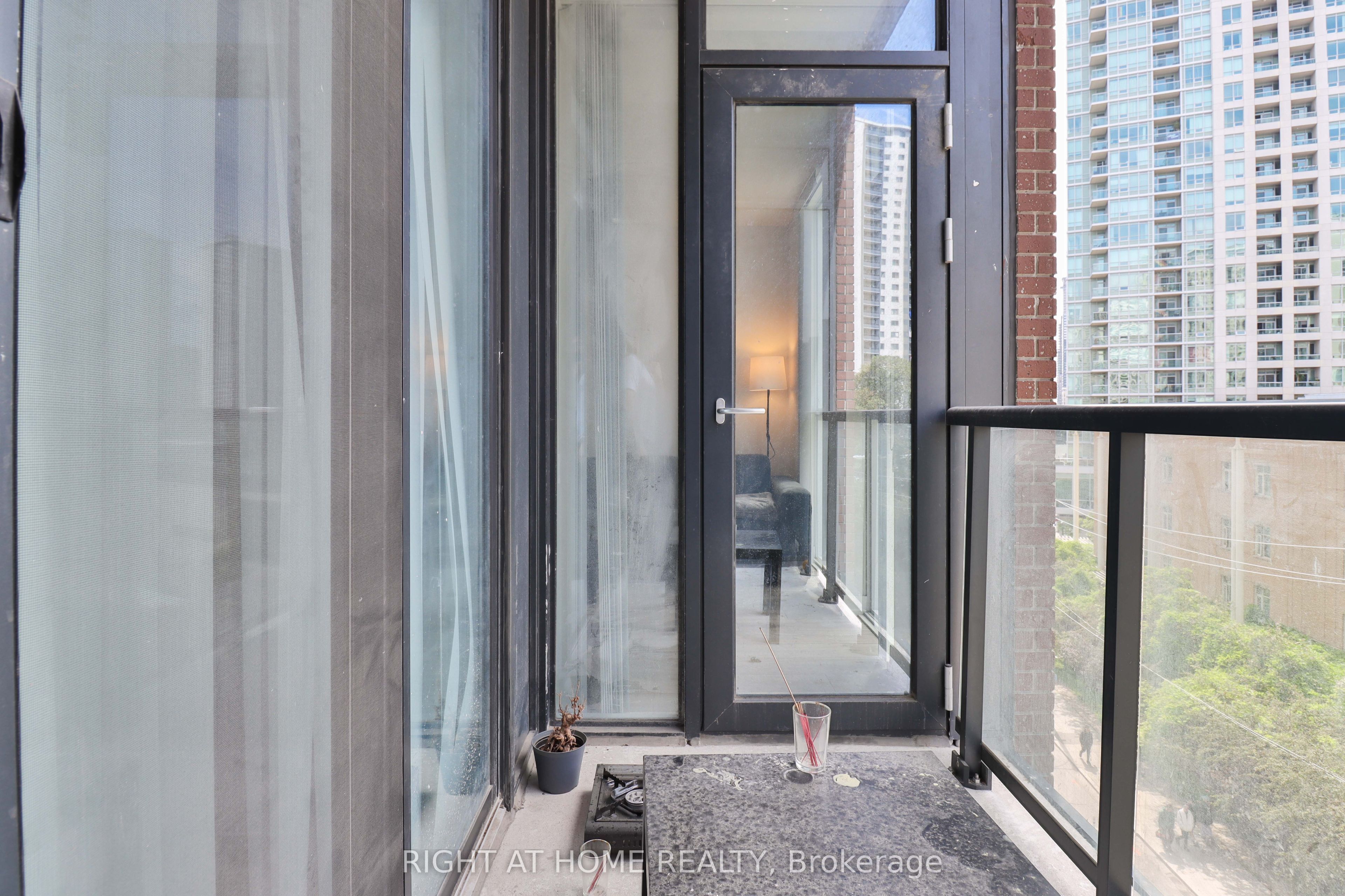 159 Wellesley Street E #406