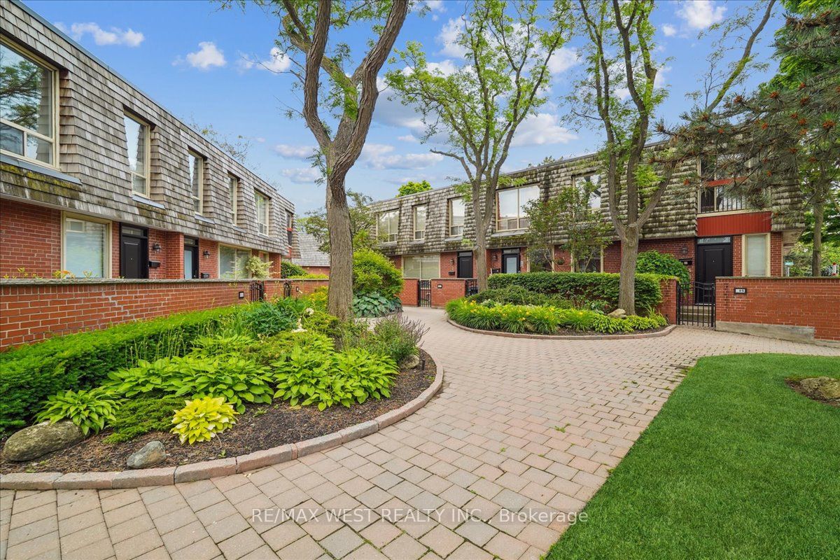 69 Upper Canada Drive, #2