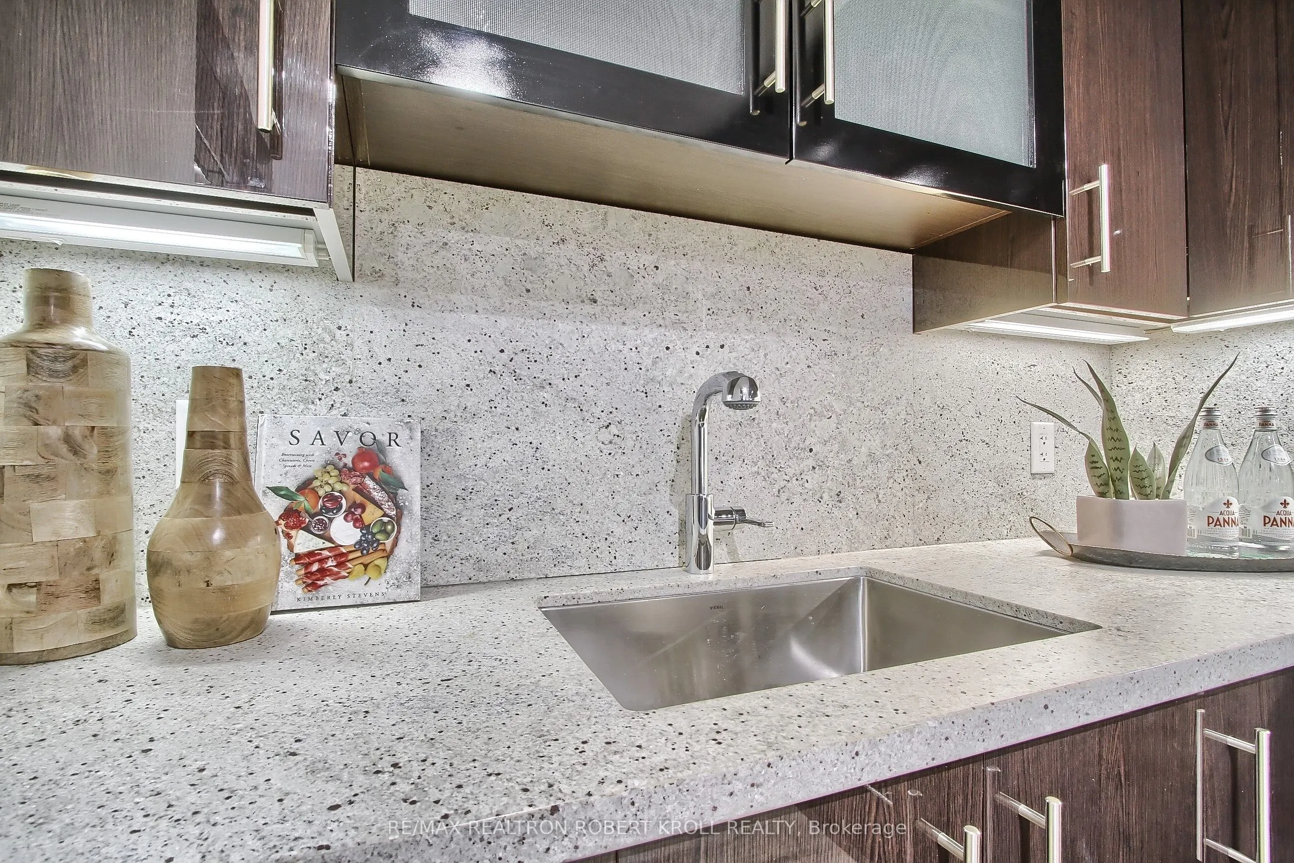 55A Avenue Road #406