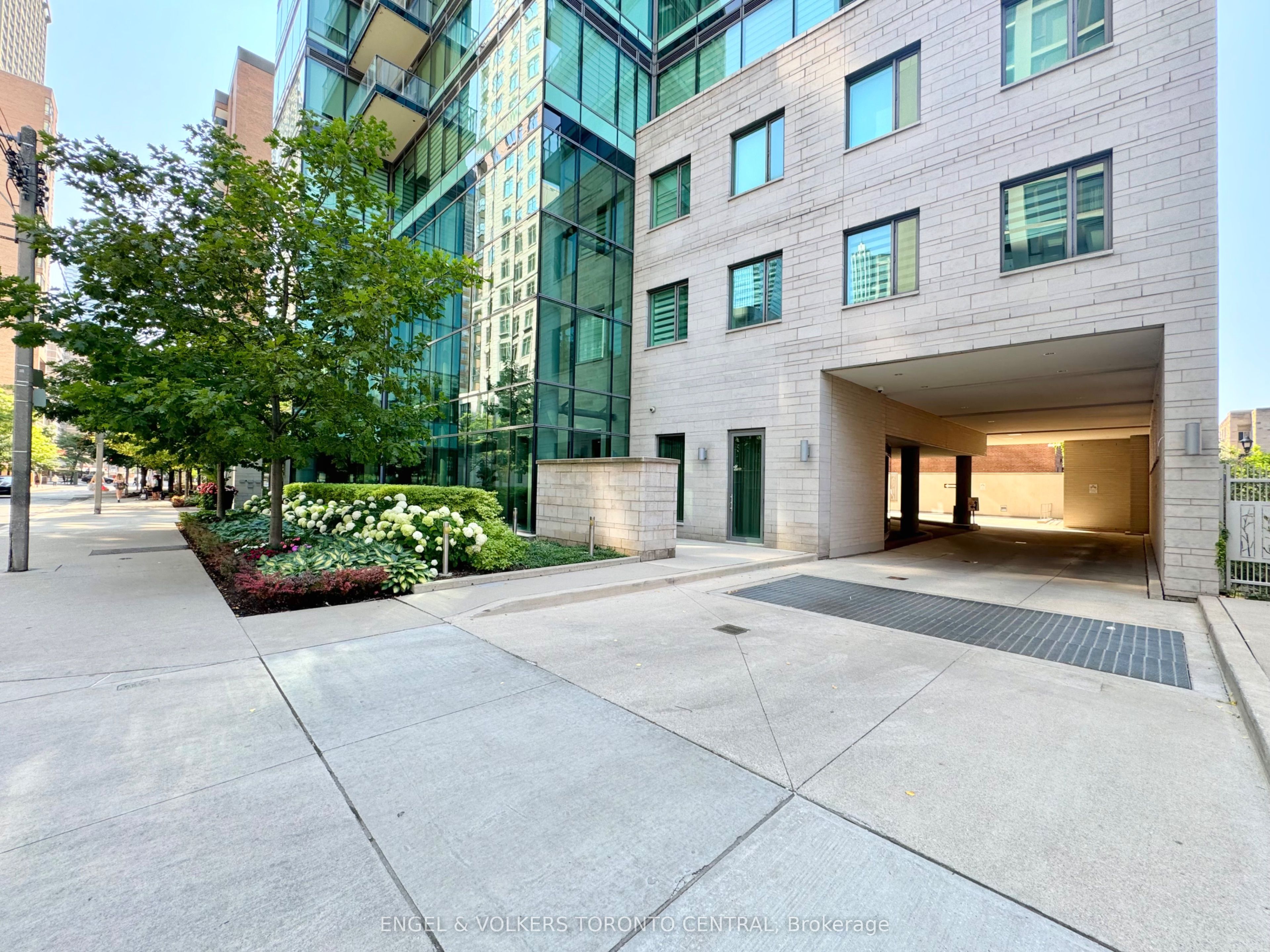 77 Charles Street W, #802
