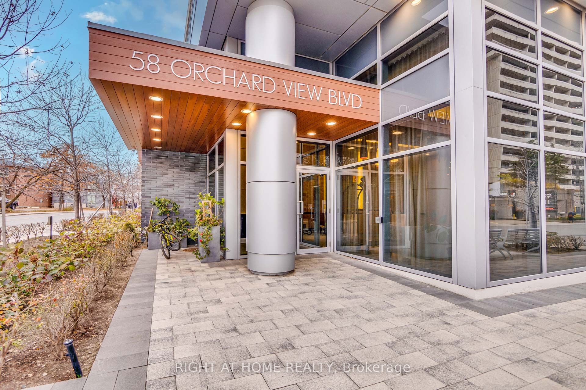 58 Orchard View Boulevard #1707