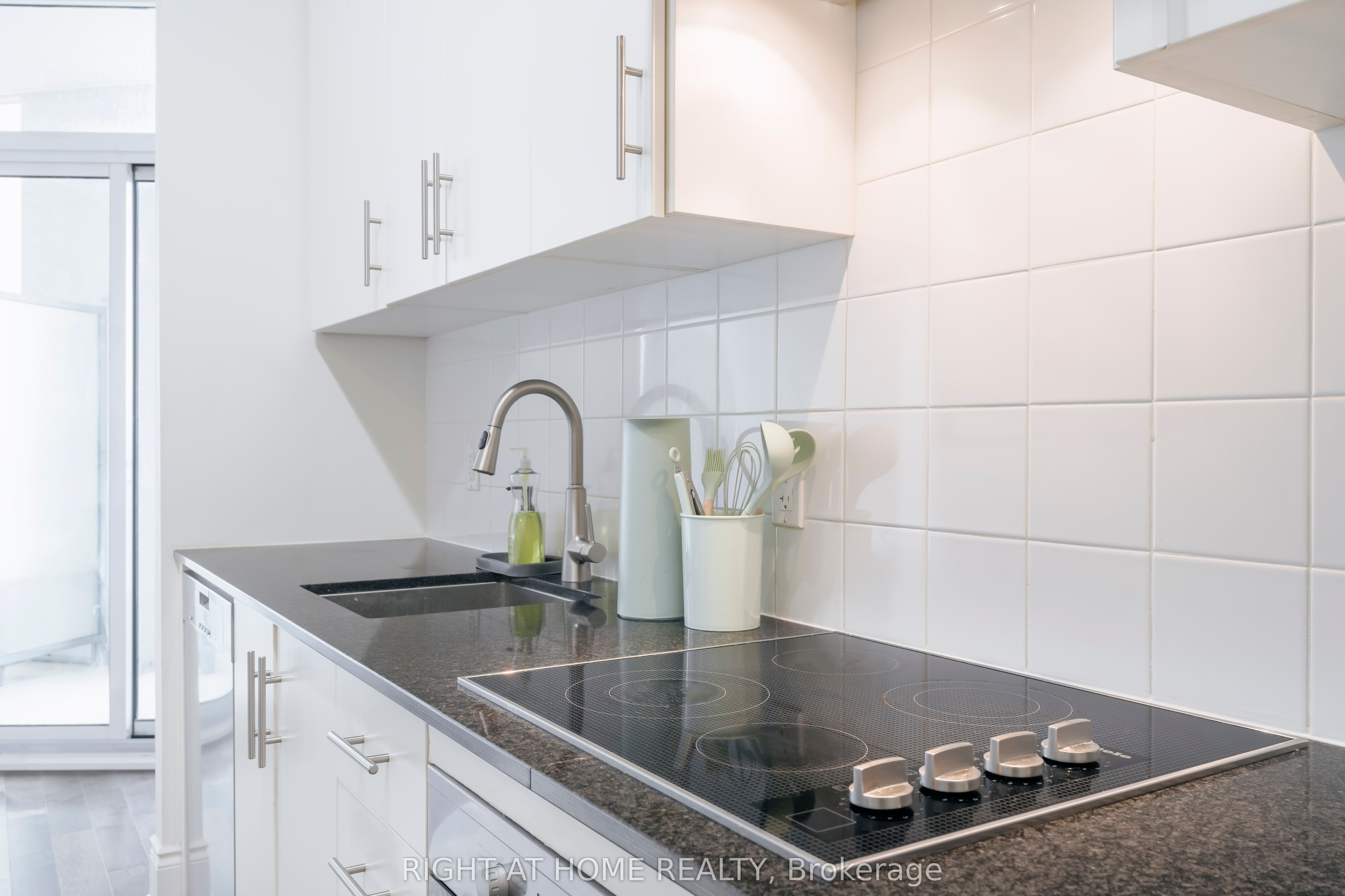 23 Glebe Road W #918