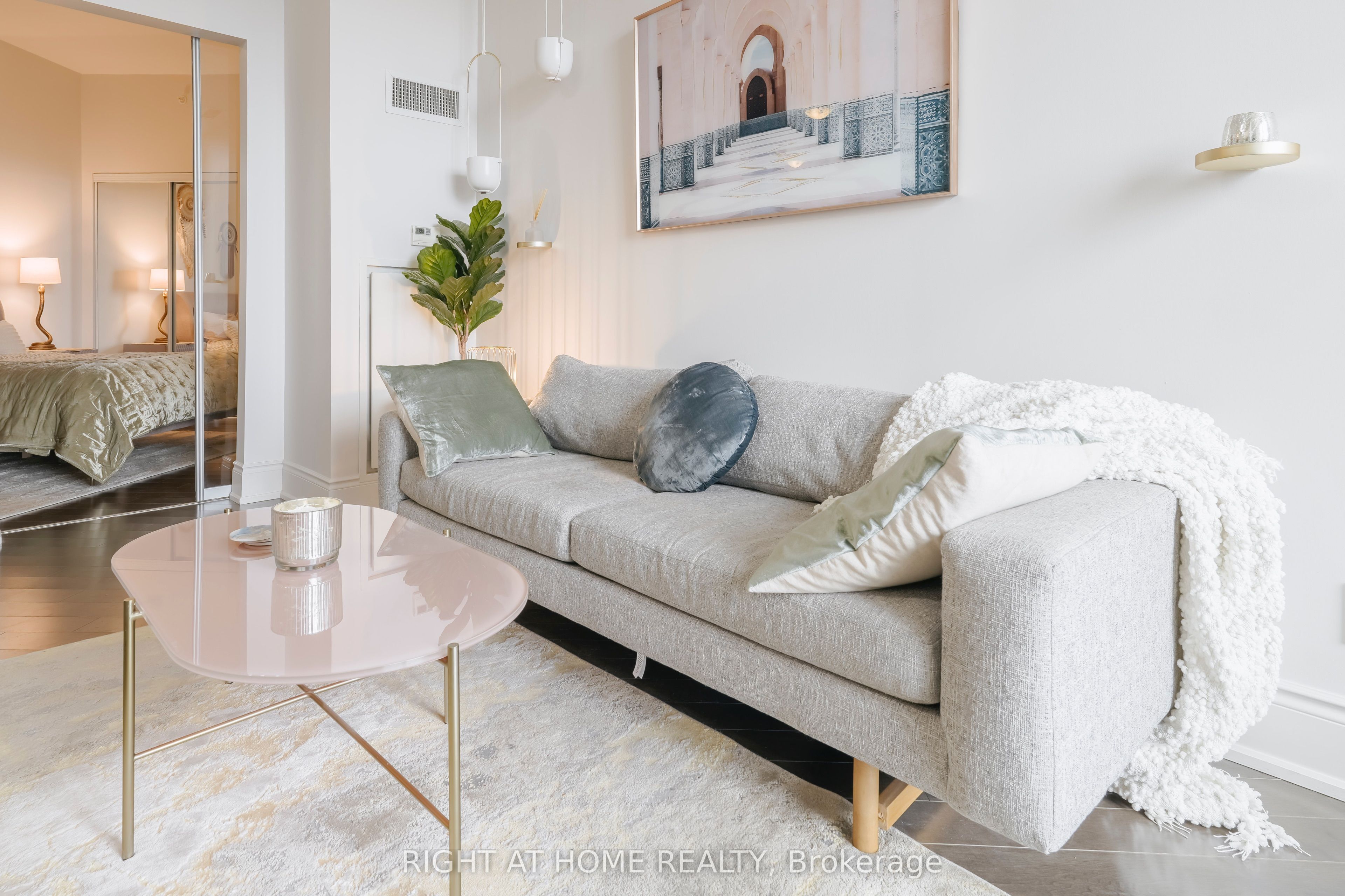 23 Glebe Road W #918