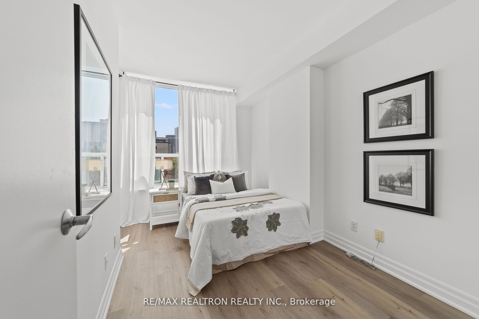 70 Alexander Street, #707