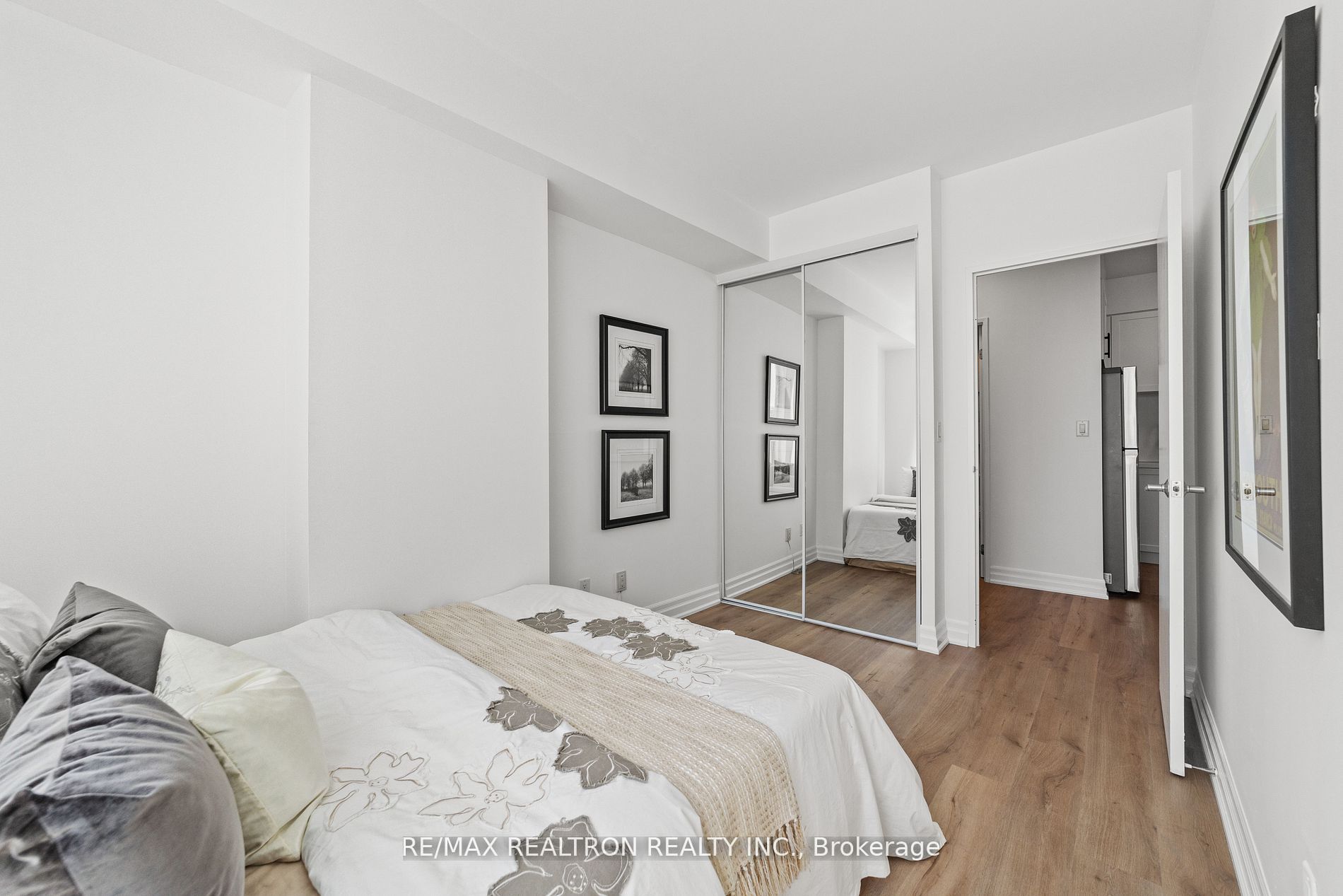 70 Alexander Street, #707
