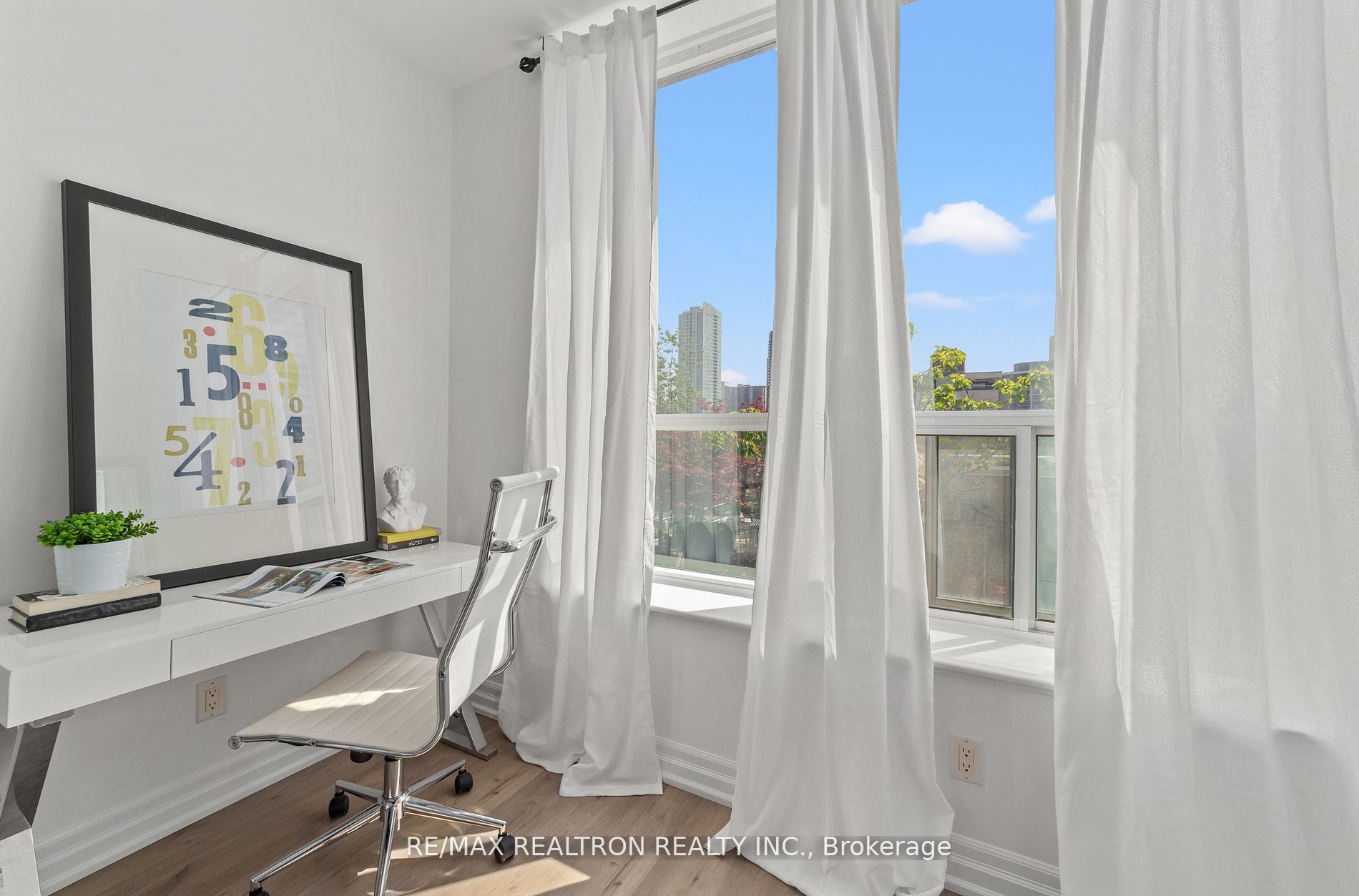 70 Alexander Street, #707