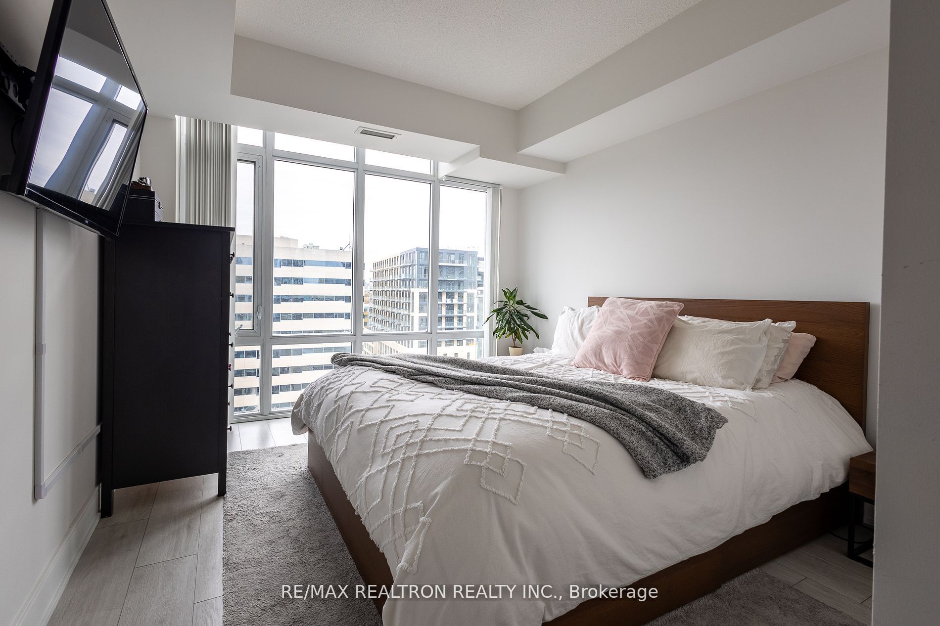 525 Adelaide Street W #1712