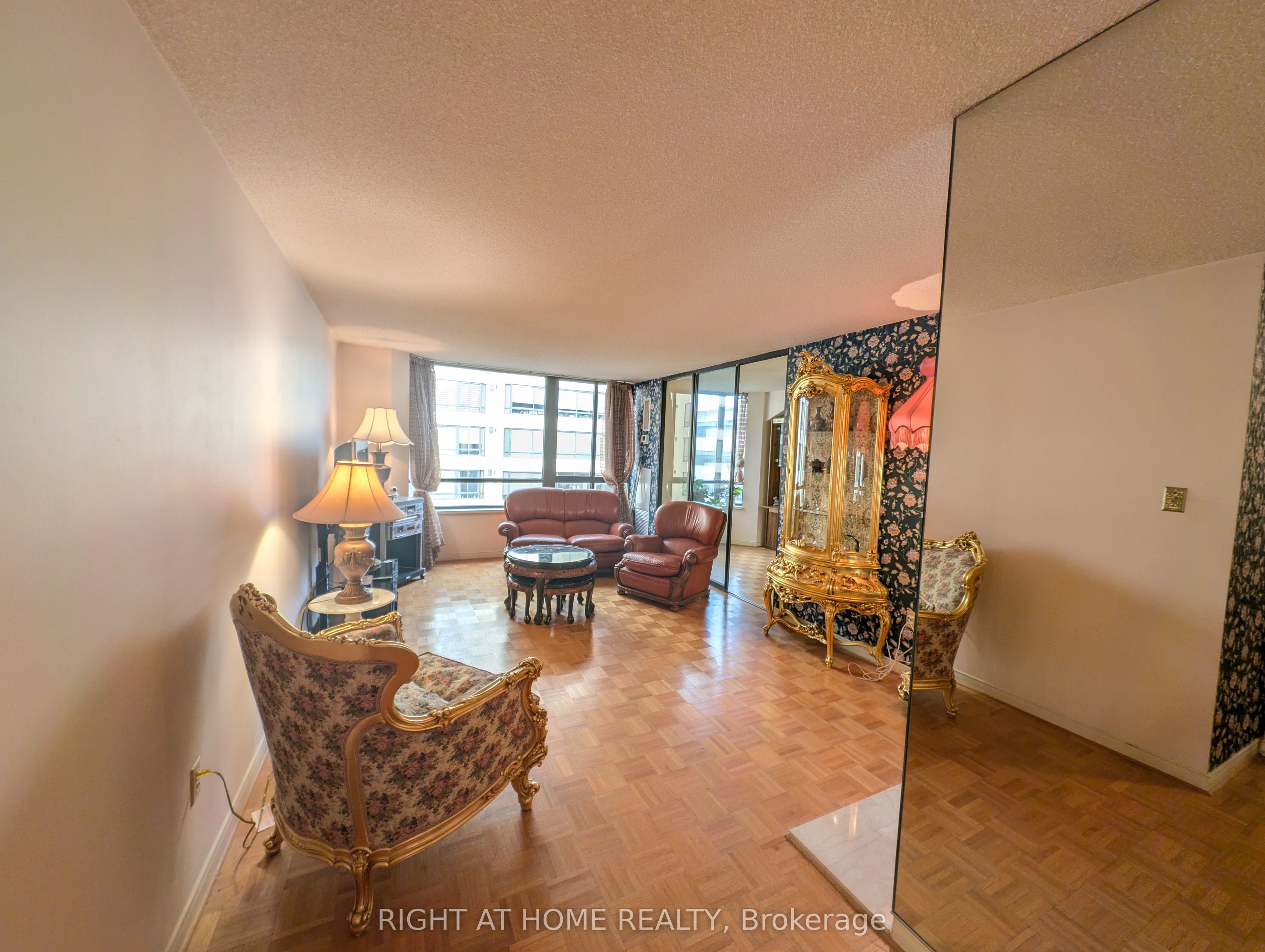 195 St Patrick Street, #905