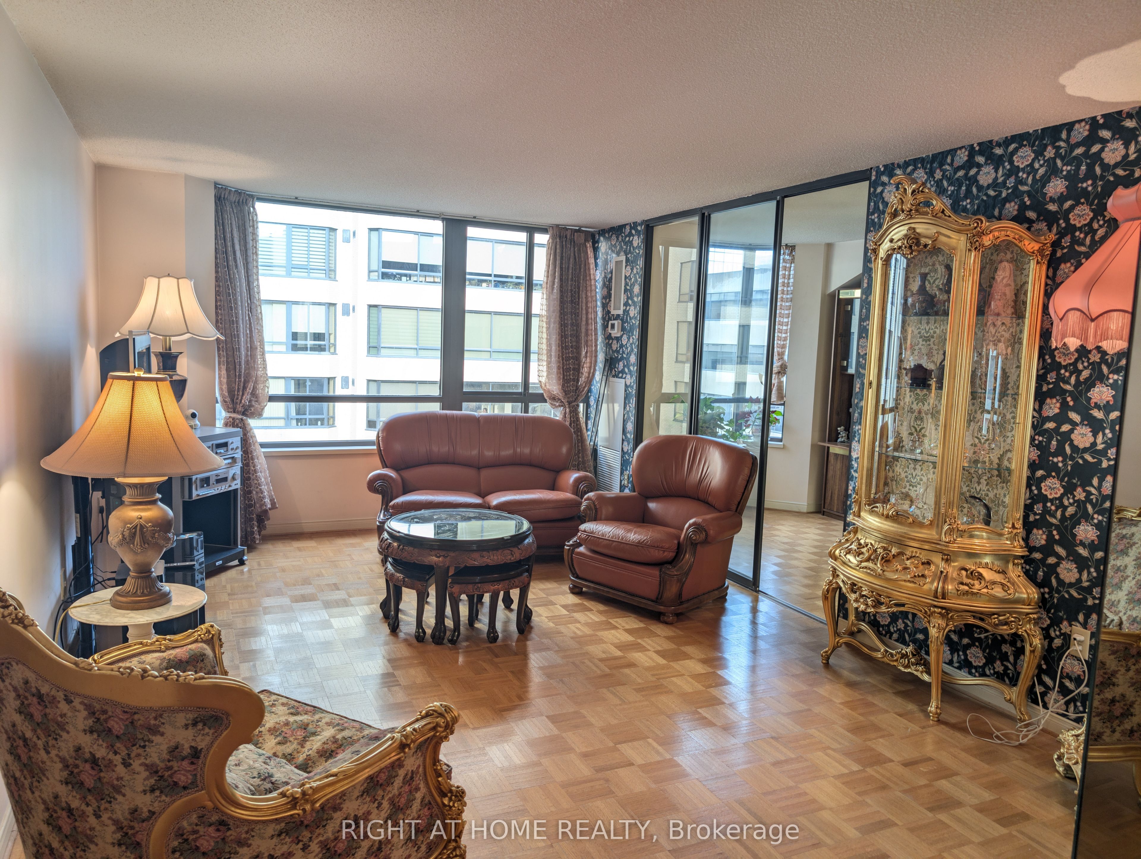 195 St Patrick Street, #905