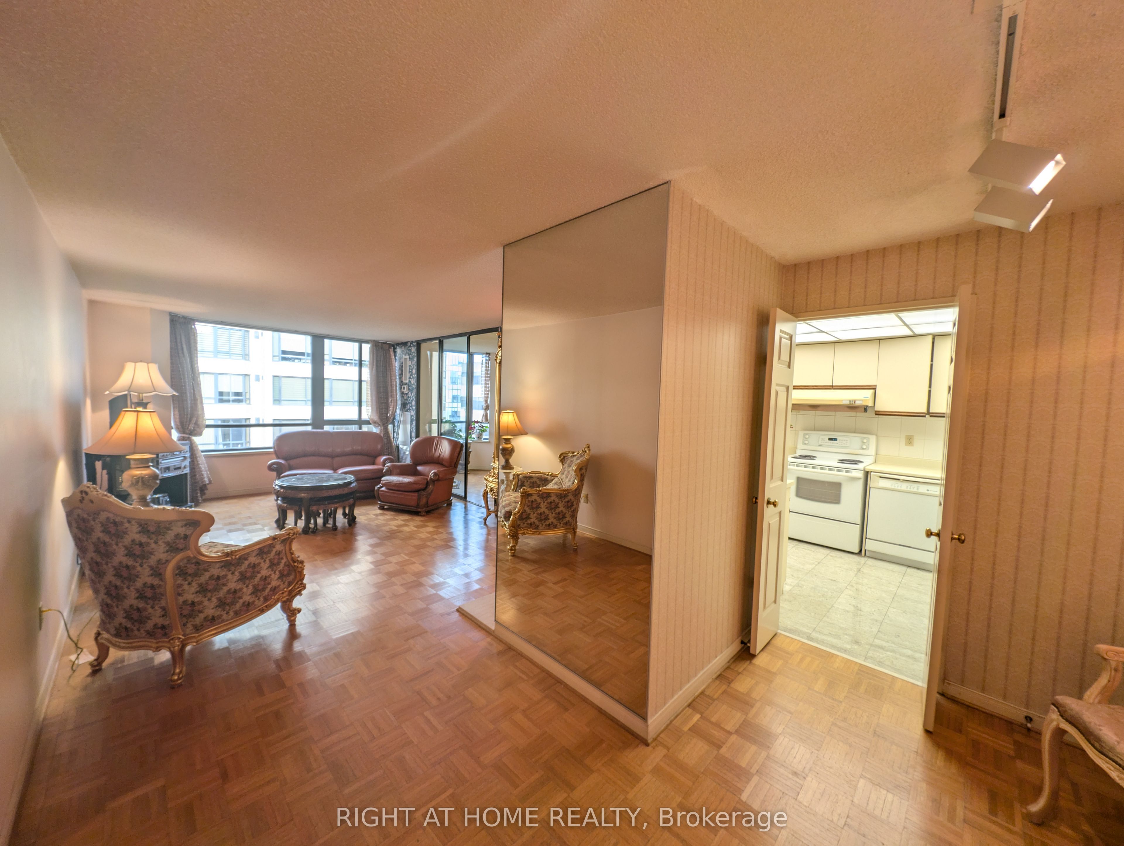195 St Patrick Street, #905