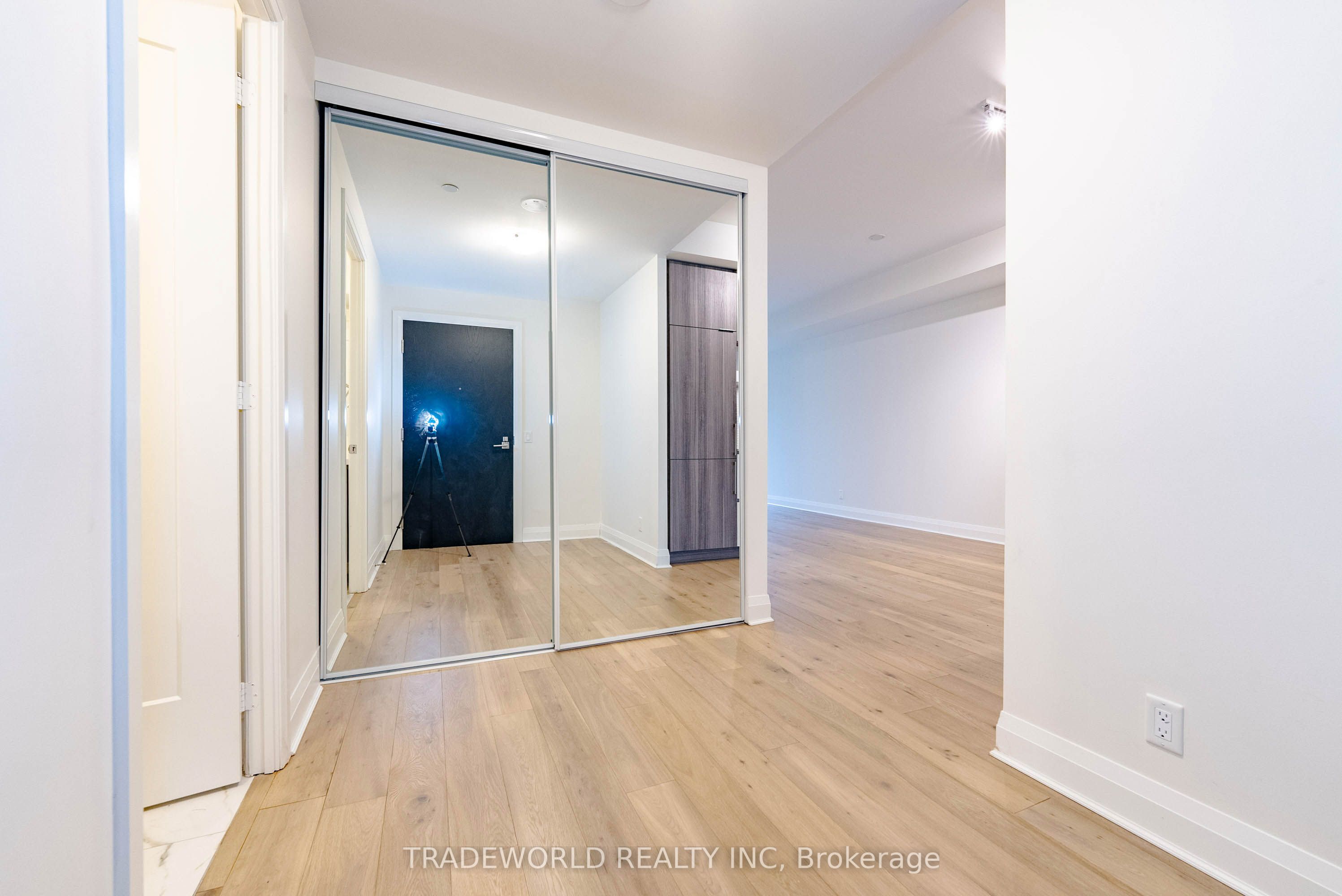 151 Avenue Road, #305