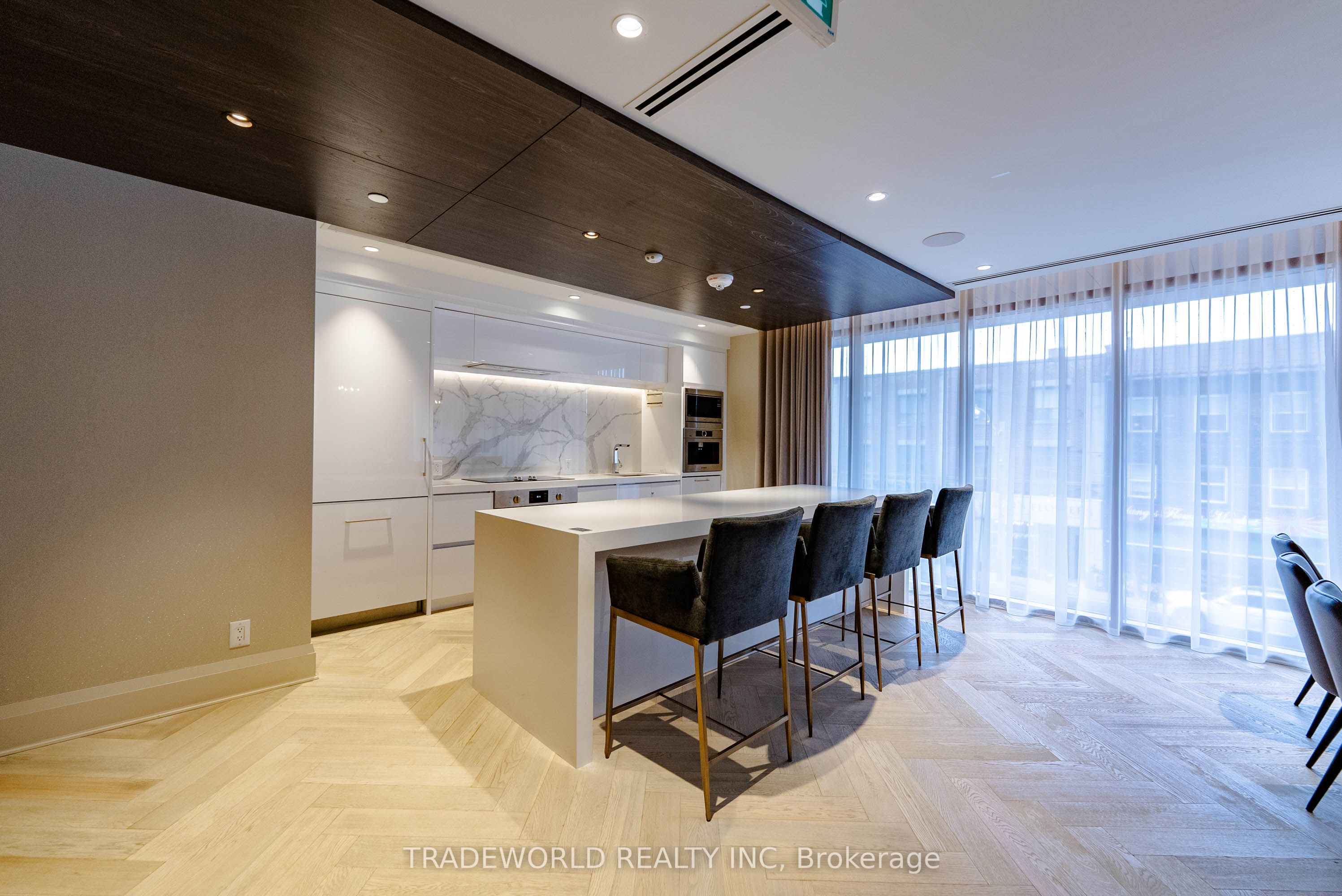 151 Avenue Road, #305