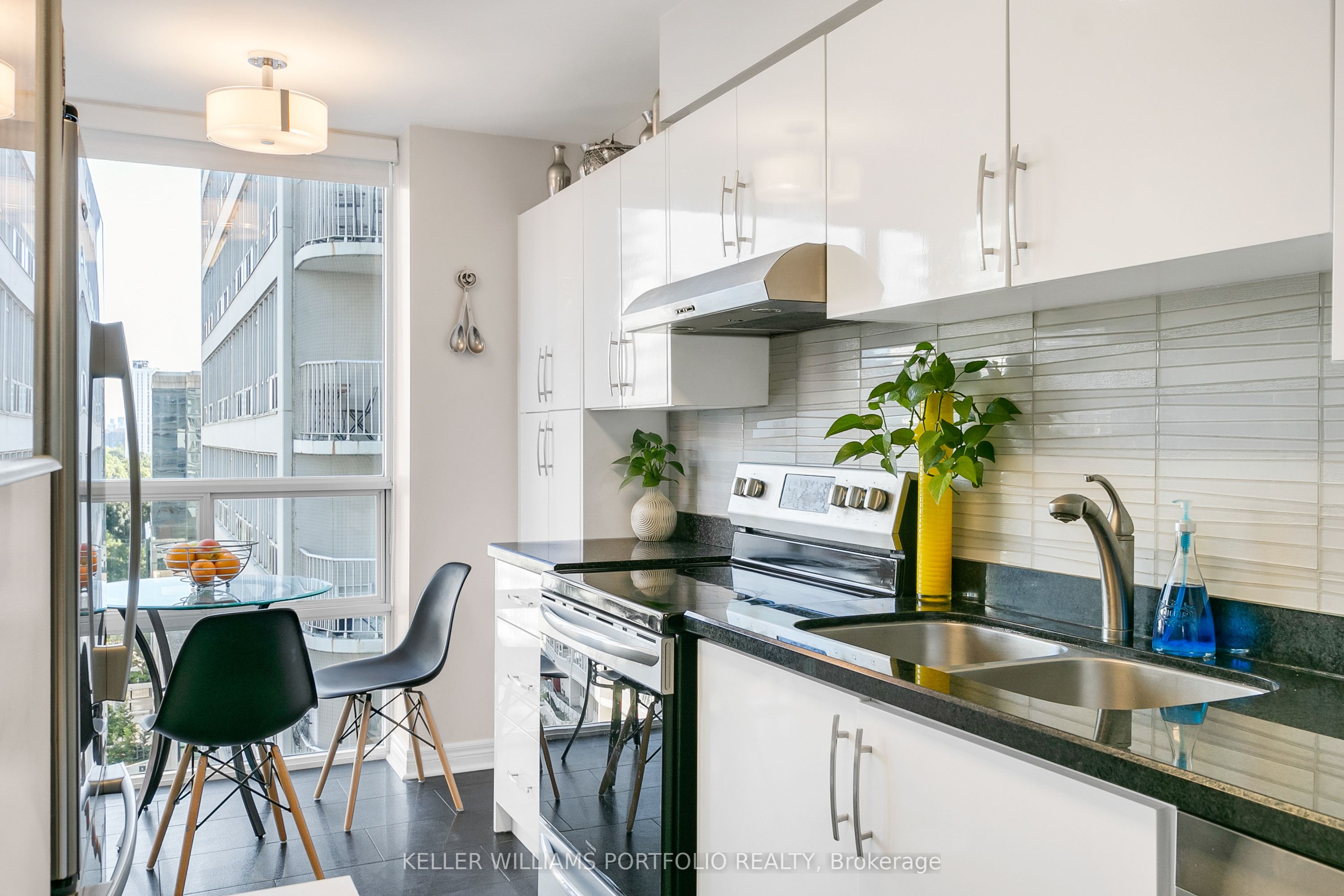 43 Eglinton Avenue E, #1009