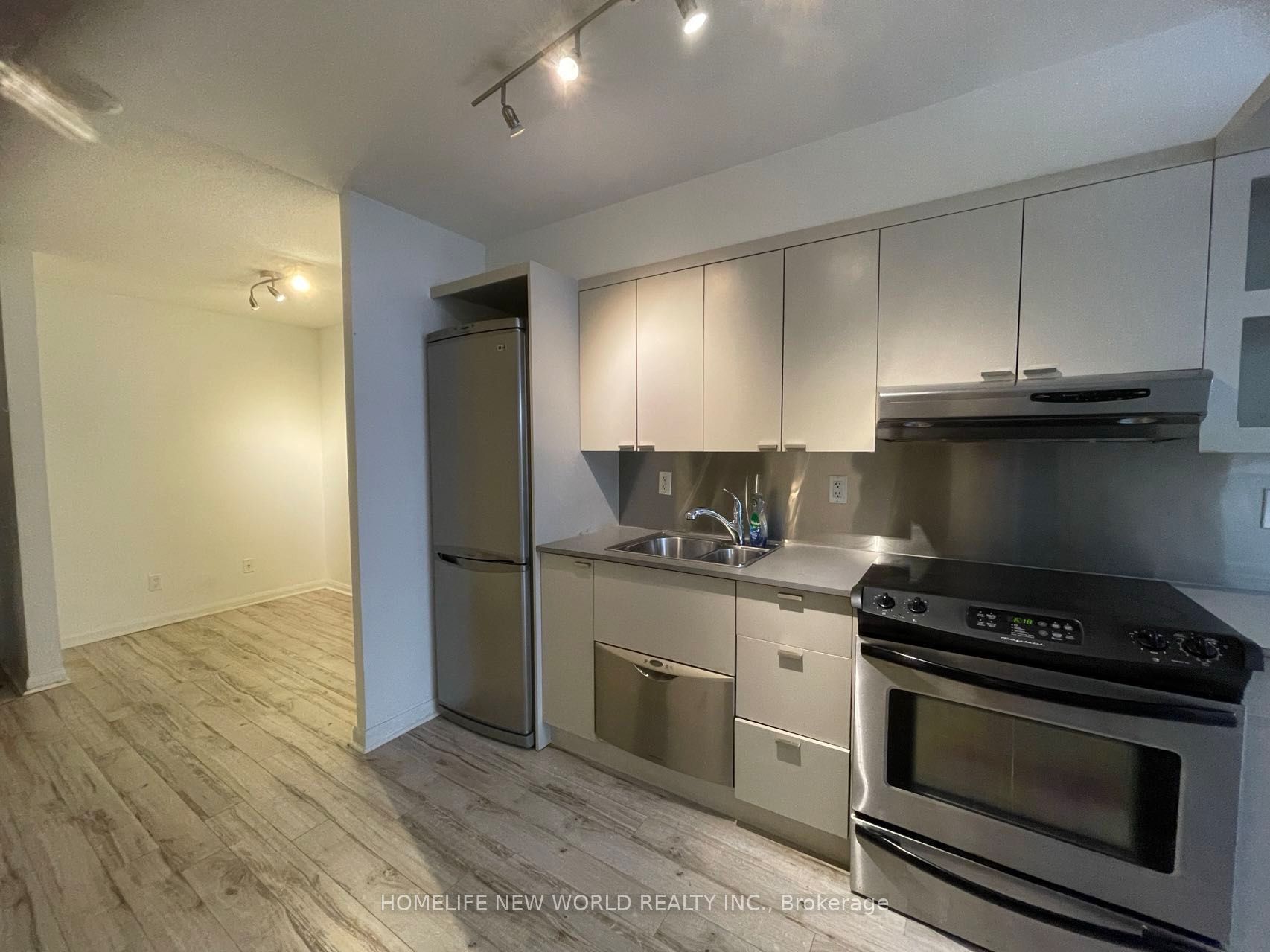 111 Elizabeth Street, #752