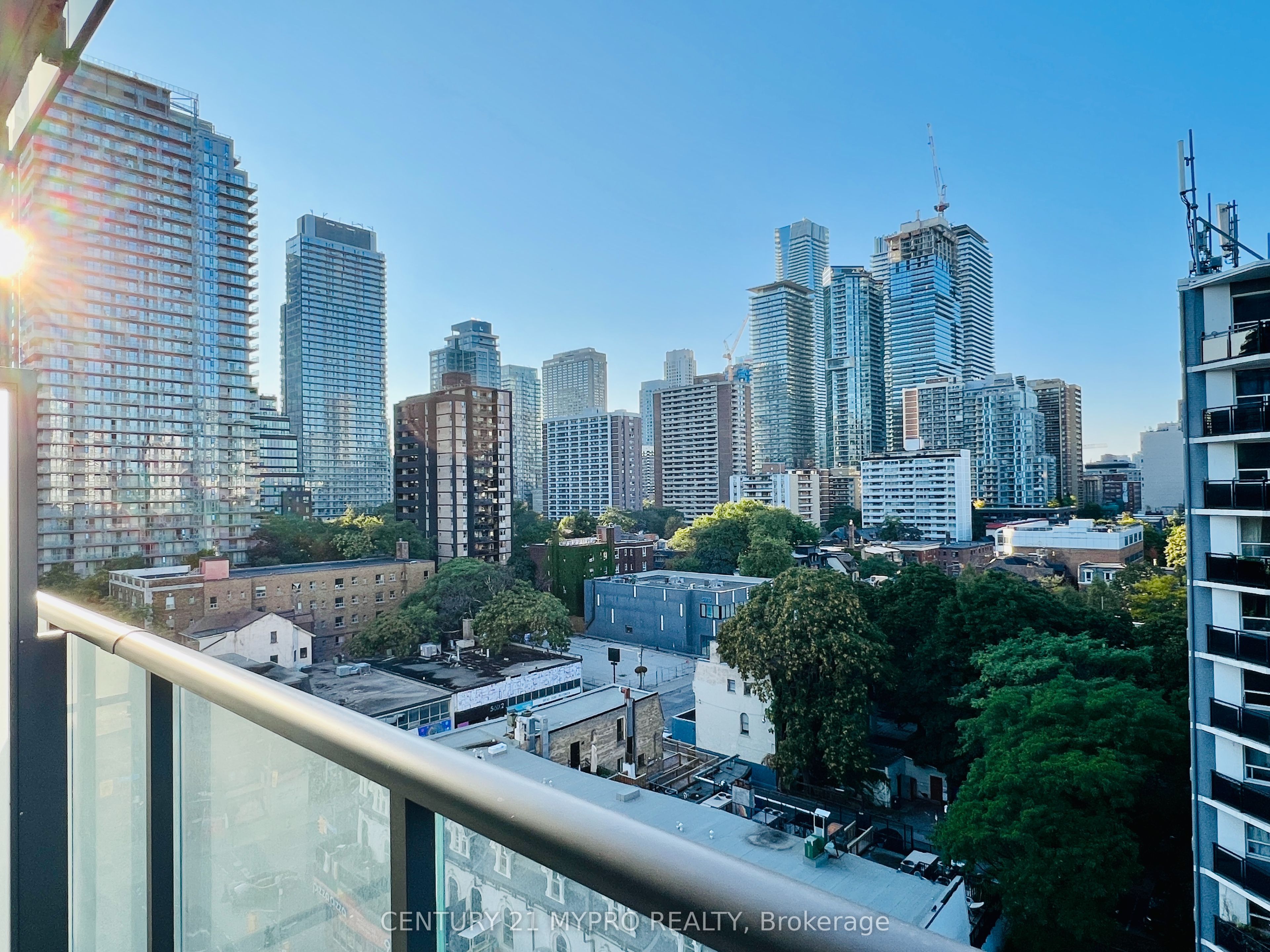 81 Wellesley Street E, #907