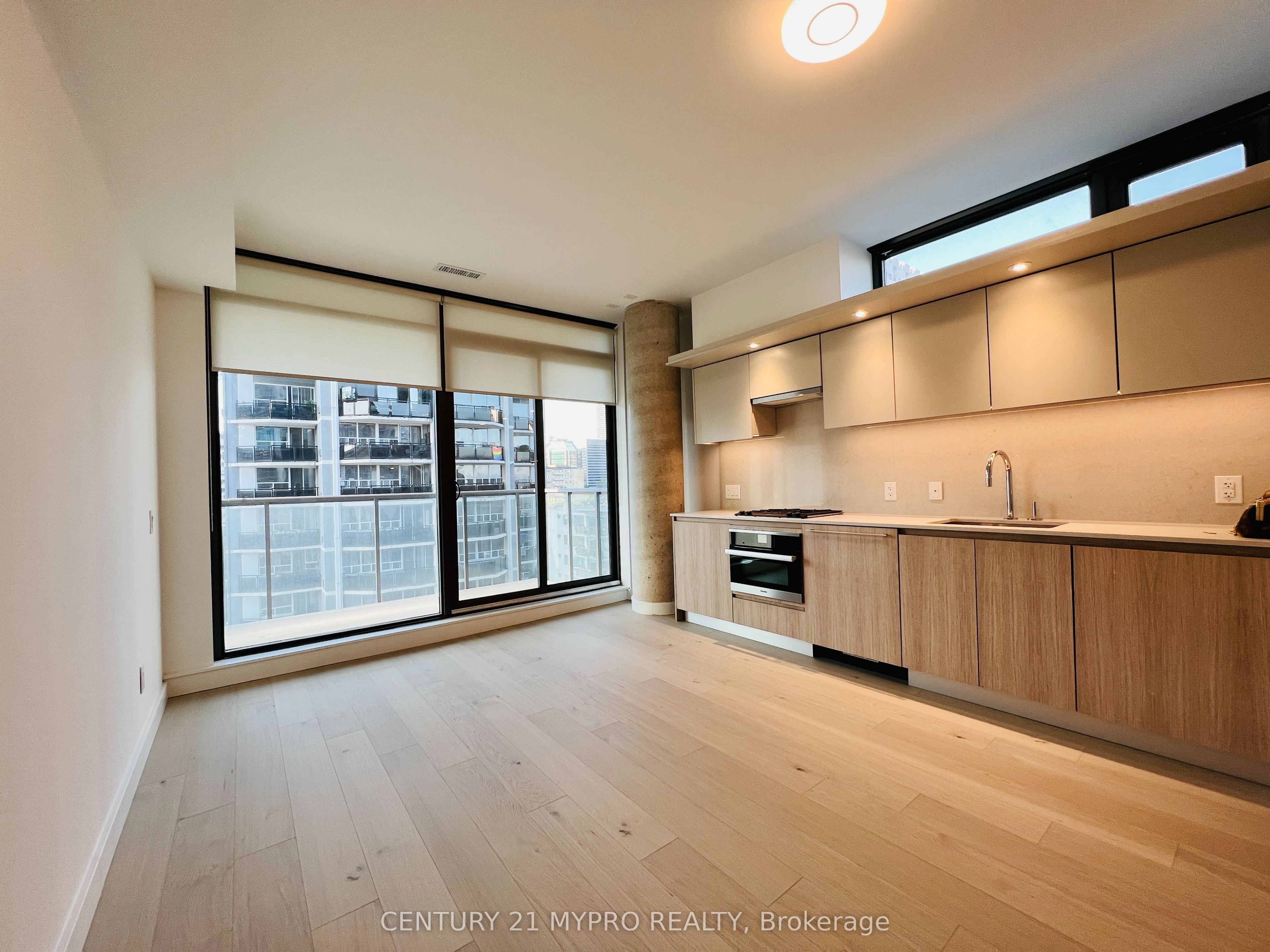 81 Wellesley Street E, #907