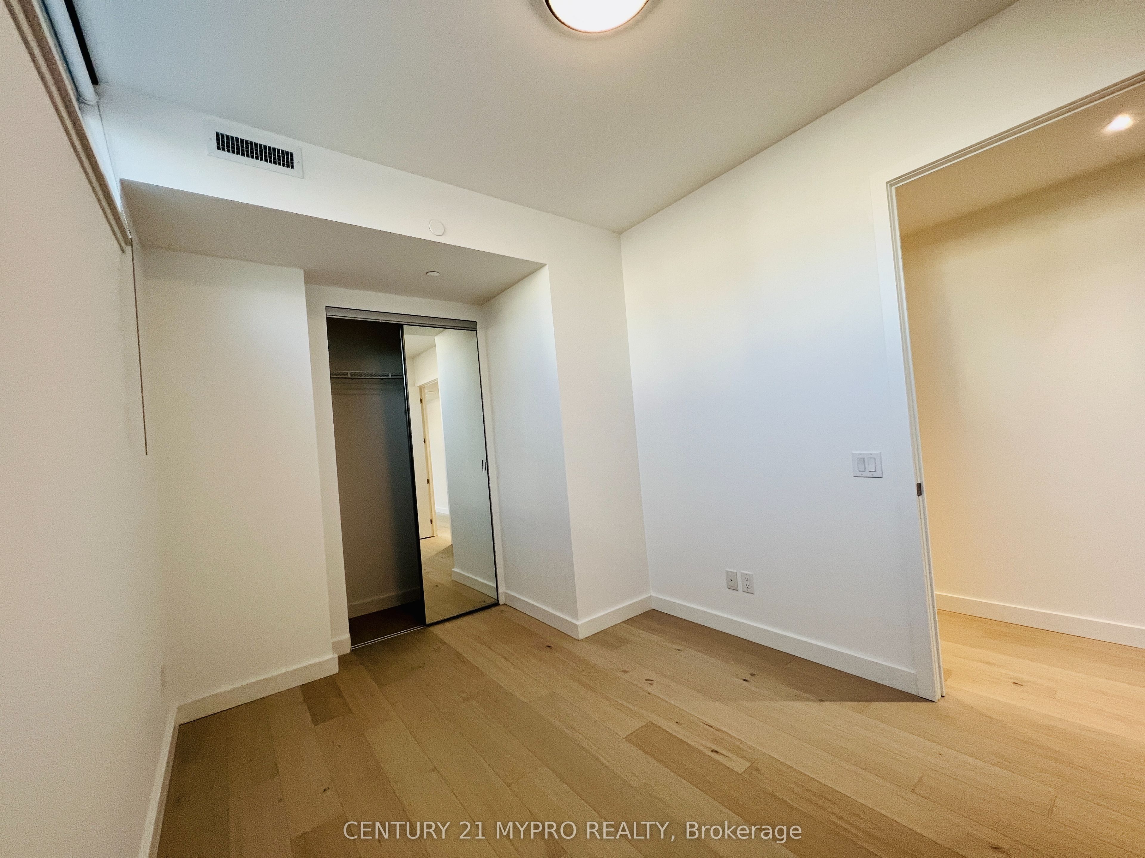 81 Wellesley Street E, #907