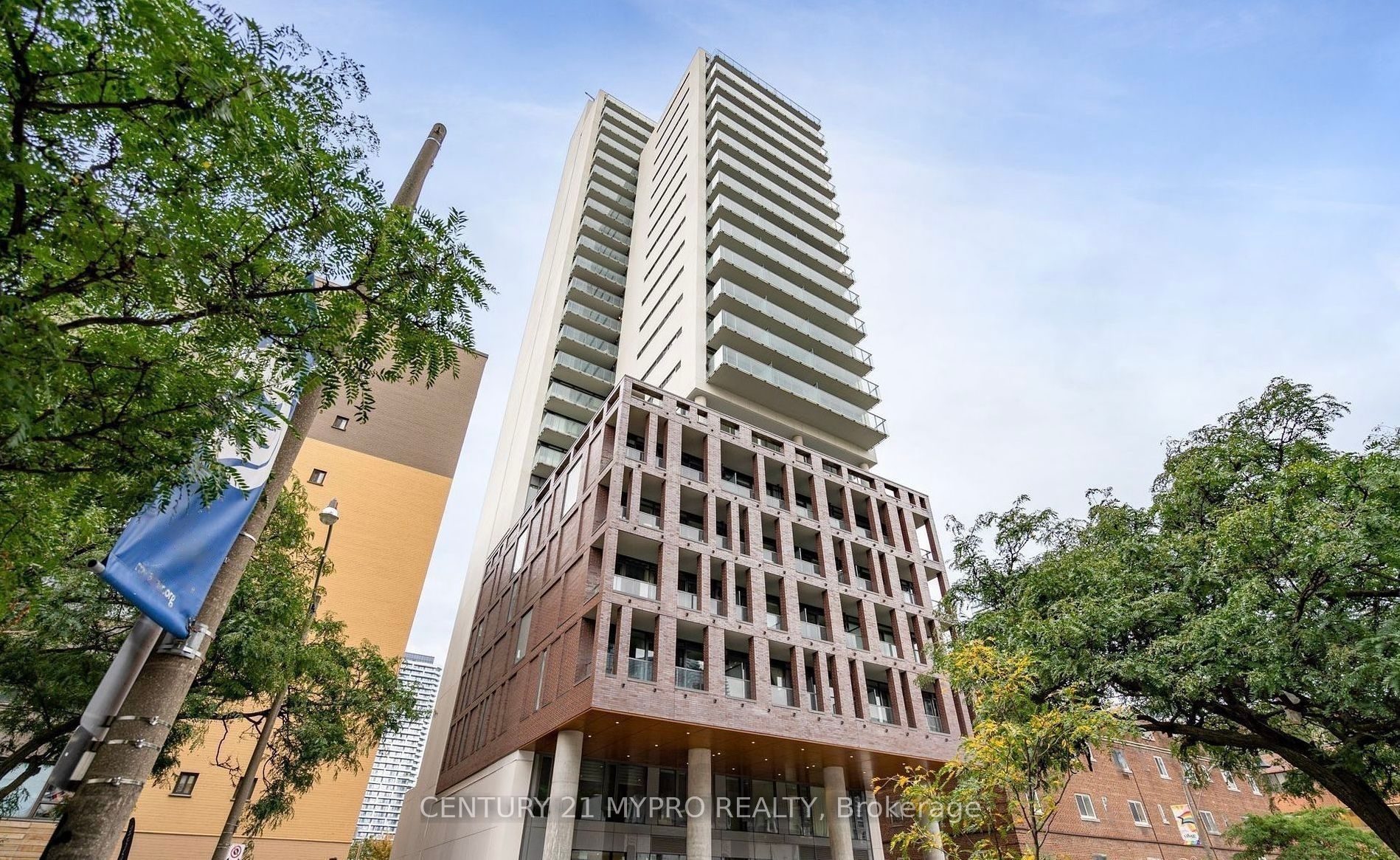 81 Wellesley Street E, #907