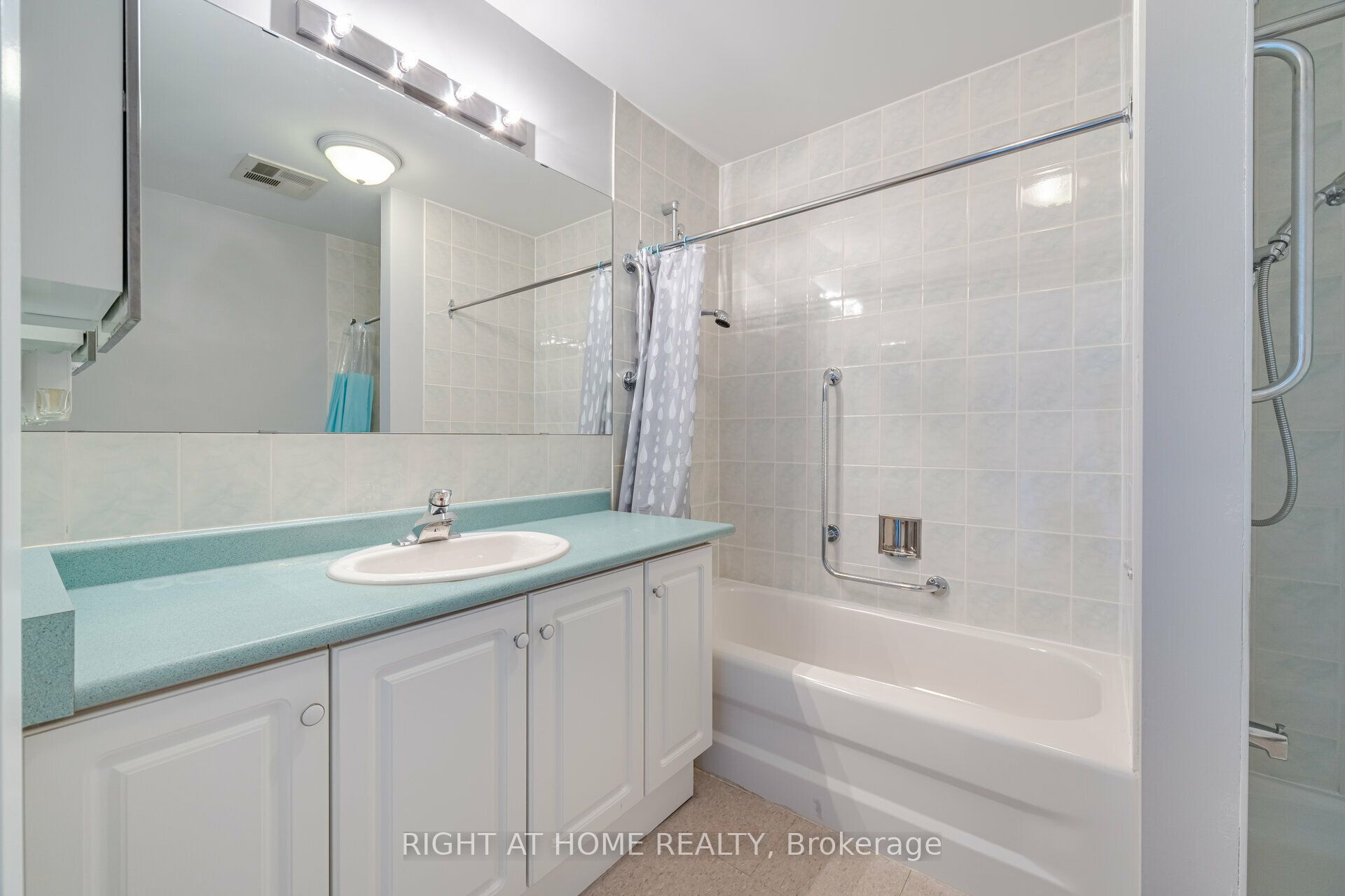 1387 Bayview Avenue #306