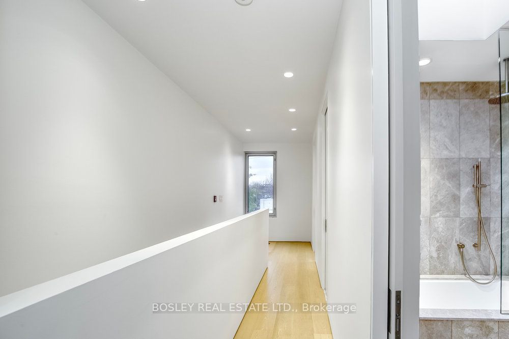 899 Dundas Street W