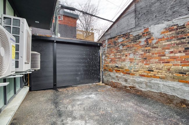 899 Dundas Street W