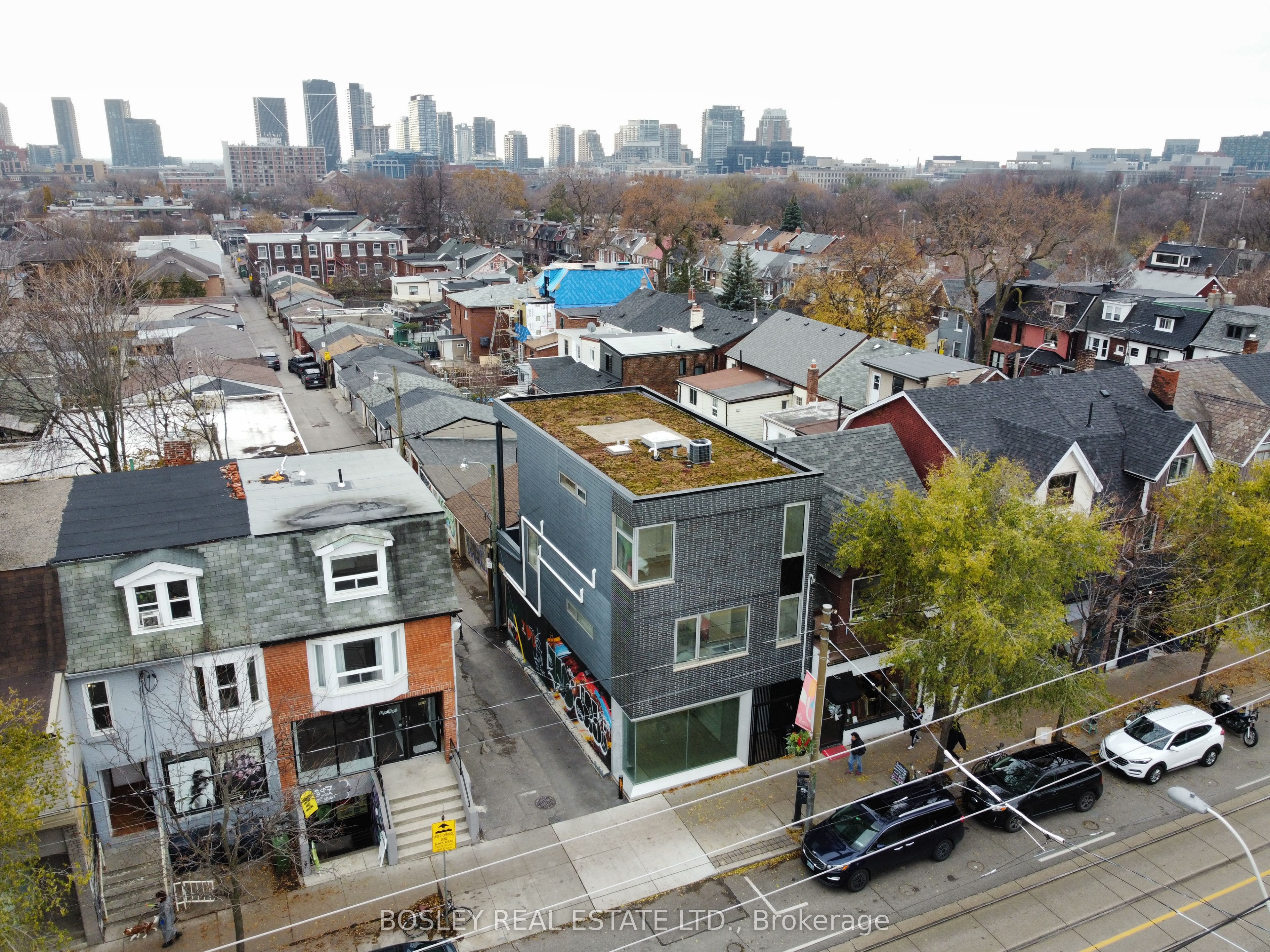 899 Dundas Street W