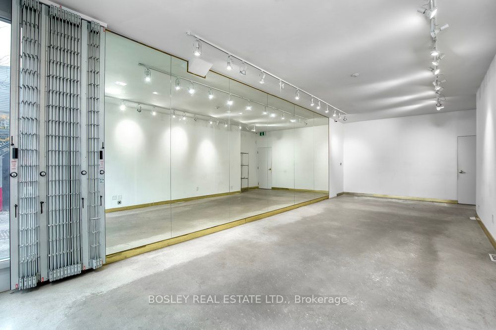 899 Dundas Street W