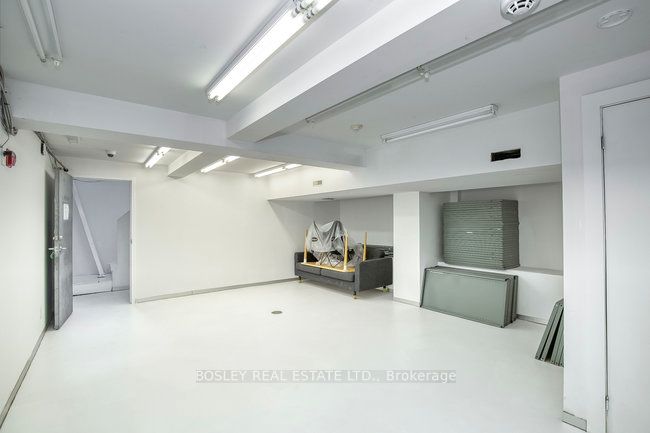 899 Dundas Street W