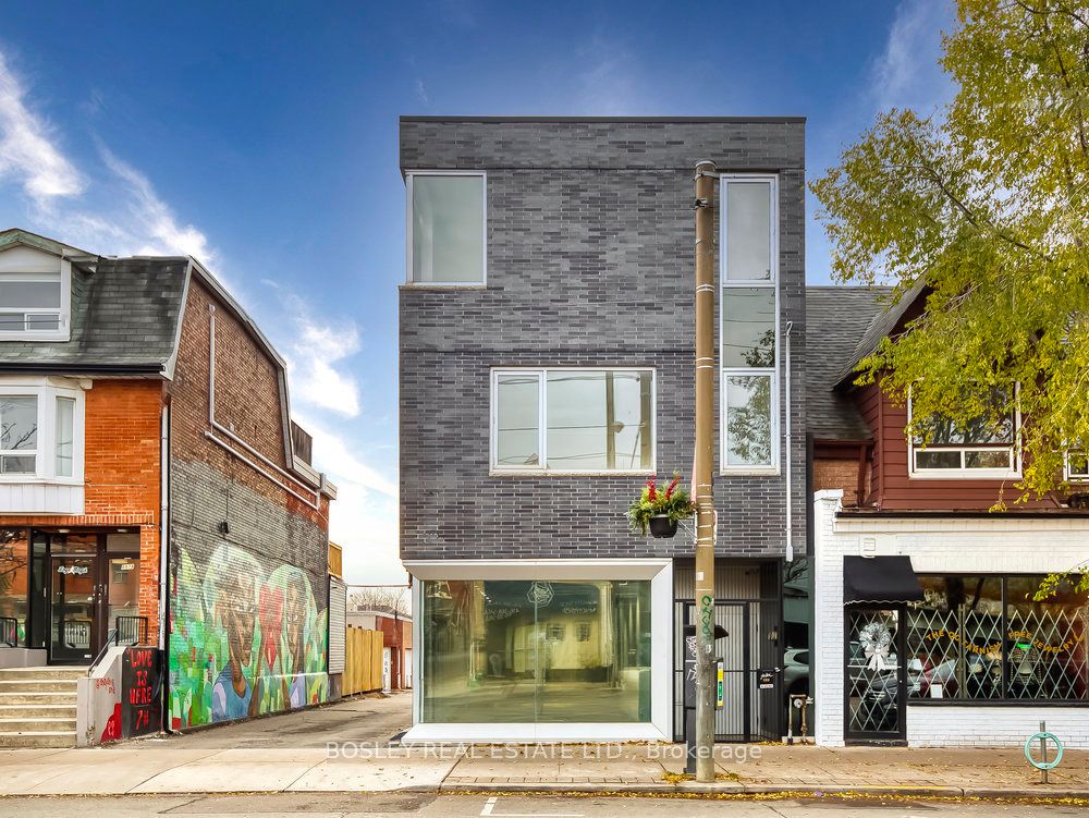 899 Dundas Street W