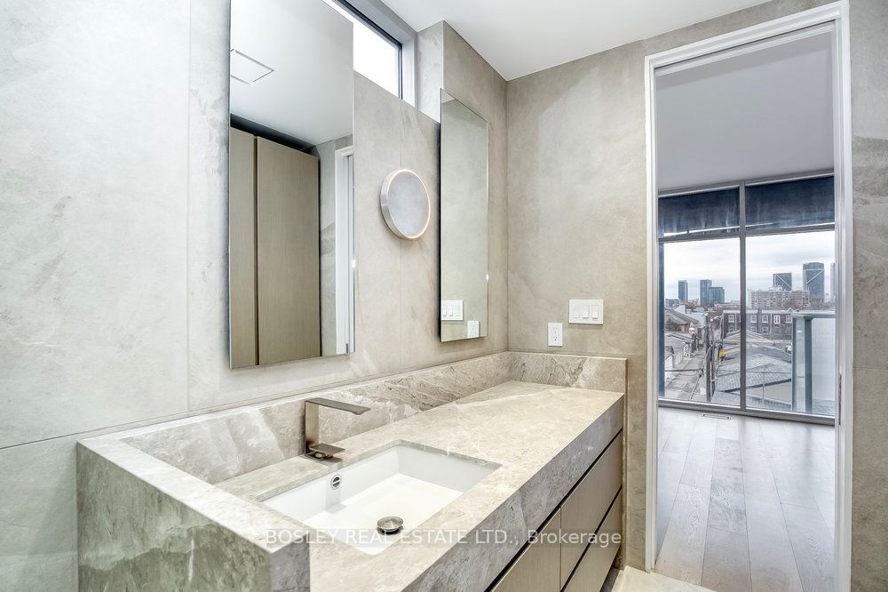 899 Dundas Street W