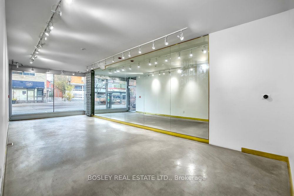 899 Dundas Street W