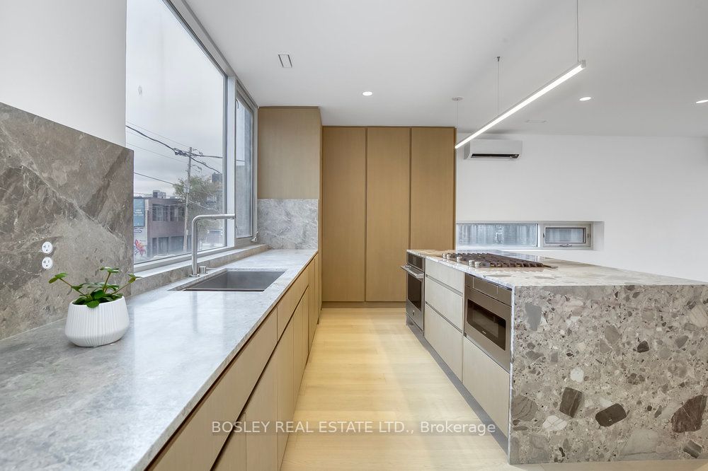 899 Dundas Street W