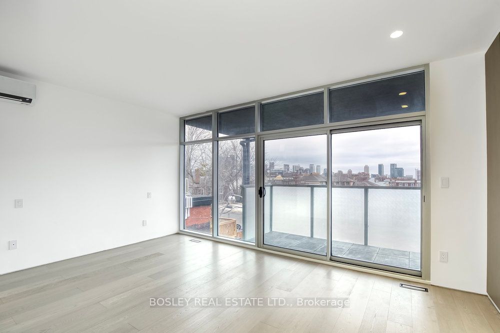 899 Dundas Street W