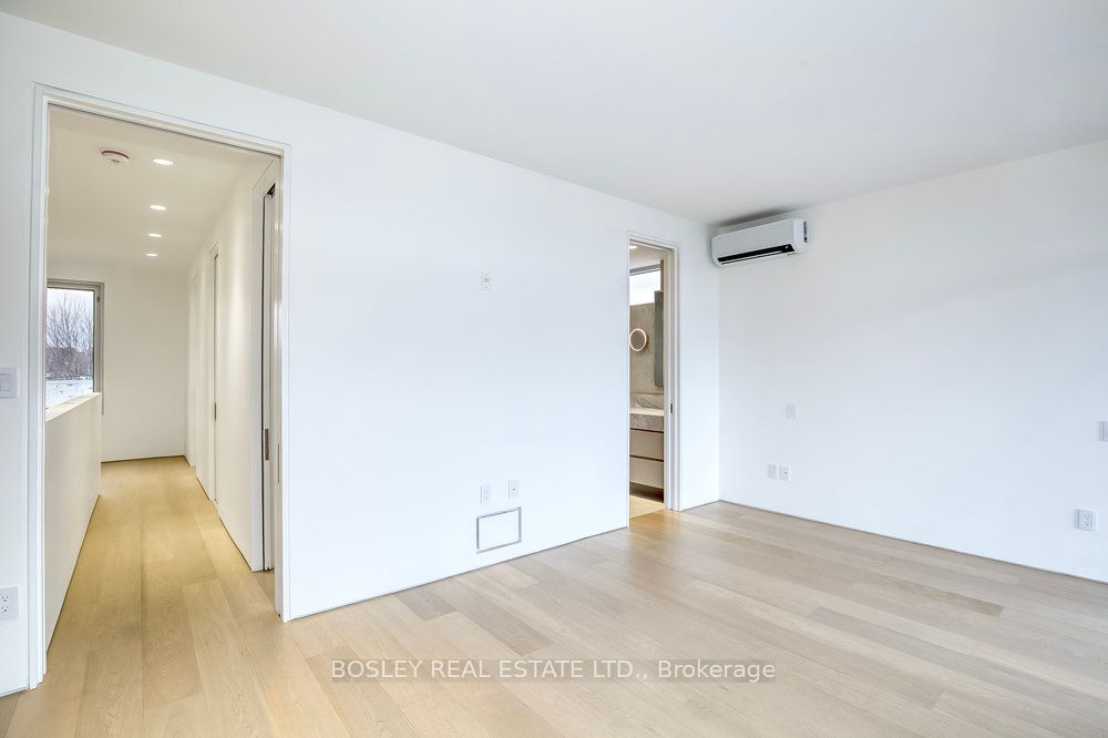 899 Dundas Street W