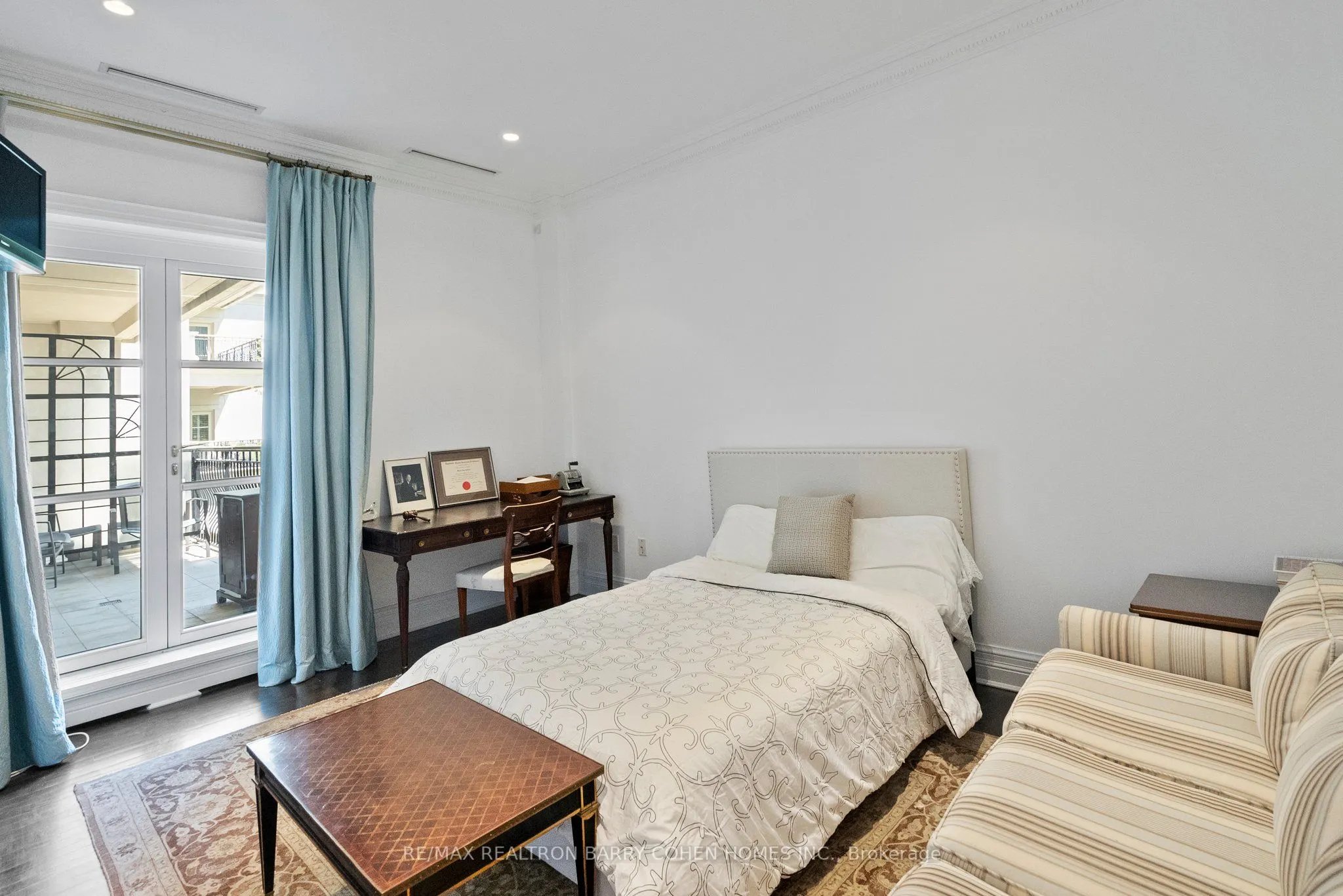 1 Post Road, #204