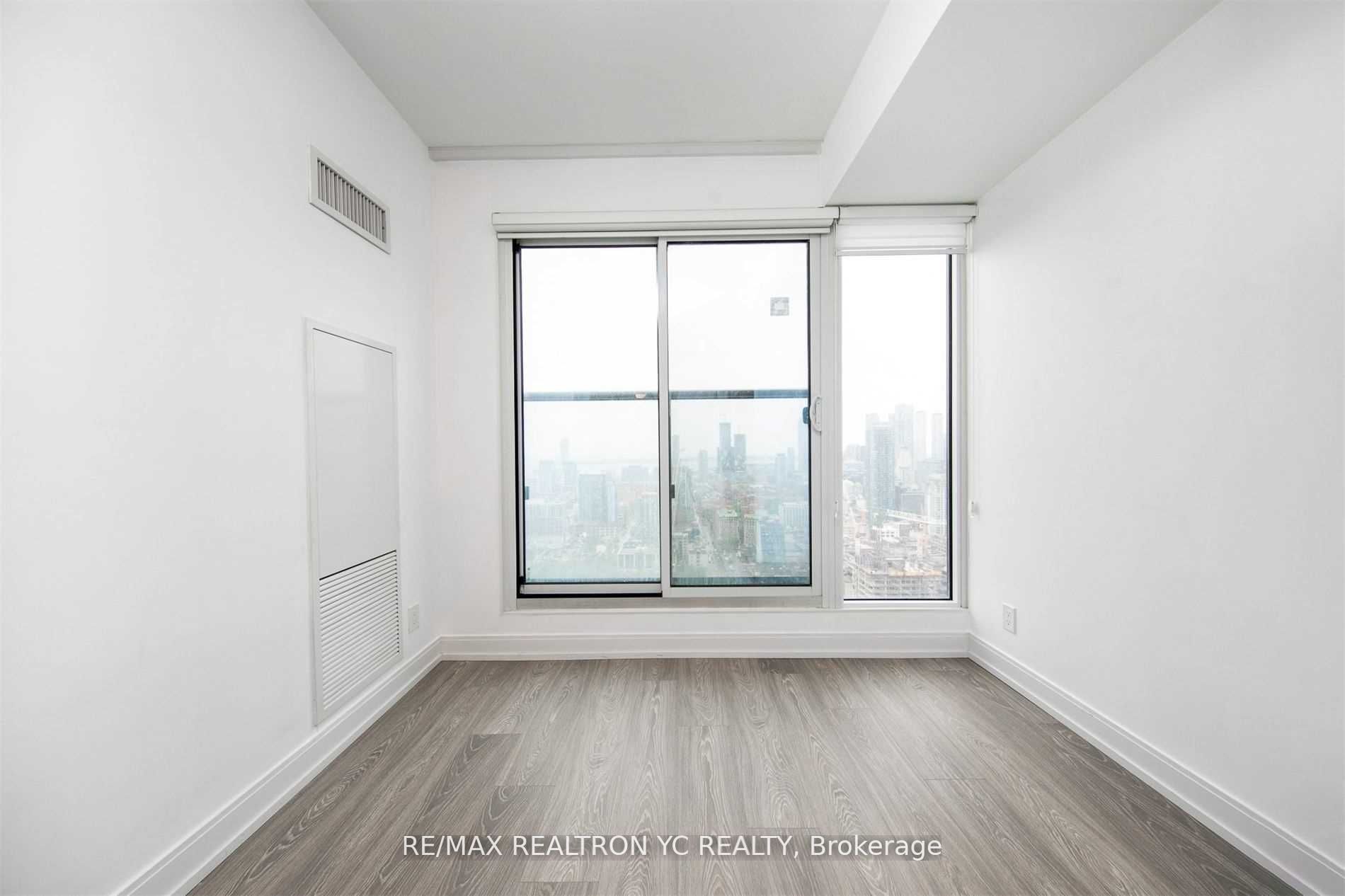 181 Dundas Street E #4007