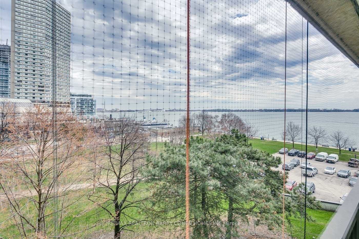 33 Harbour Square, #503