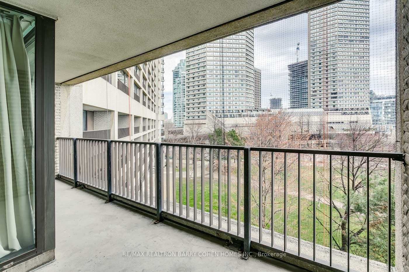 33 Harbour Square, #503