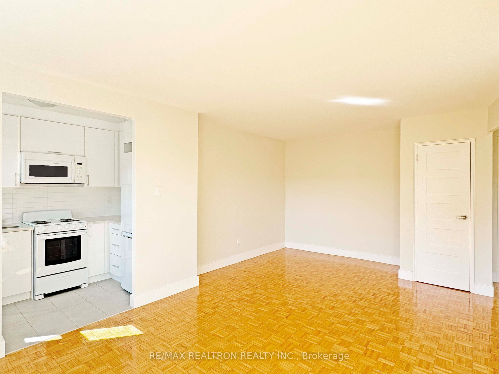 1291 Bayview Avenue, #405