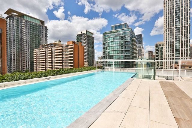 161 Roehampton Avenue, #515