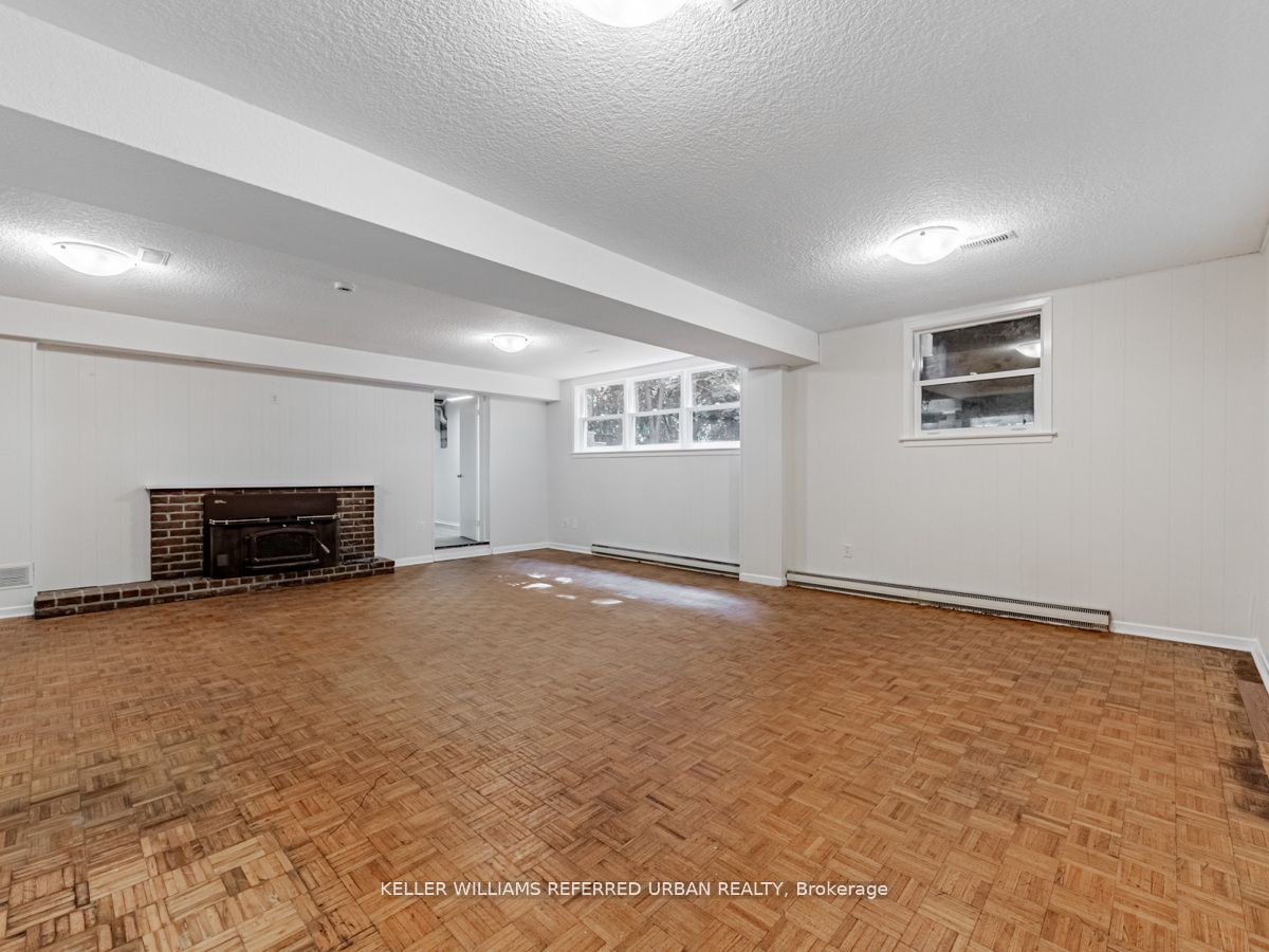 15 York Valley Crescent