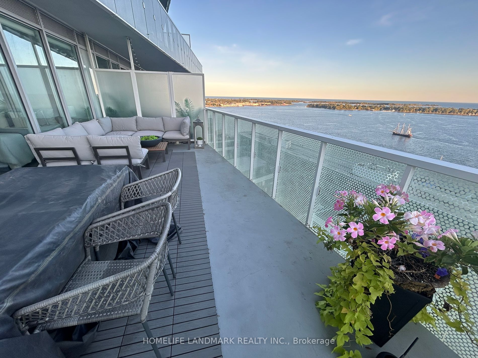 15 Queens Quay E, #2304