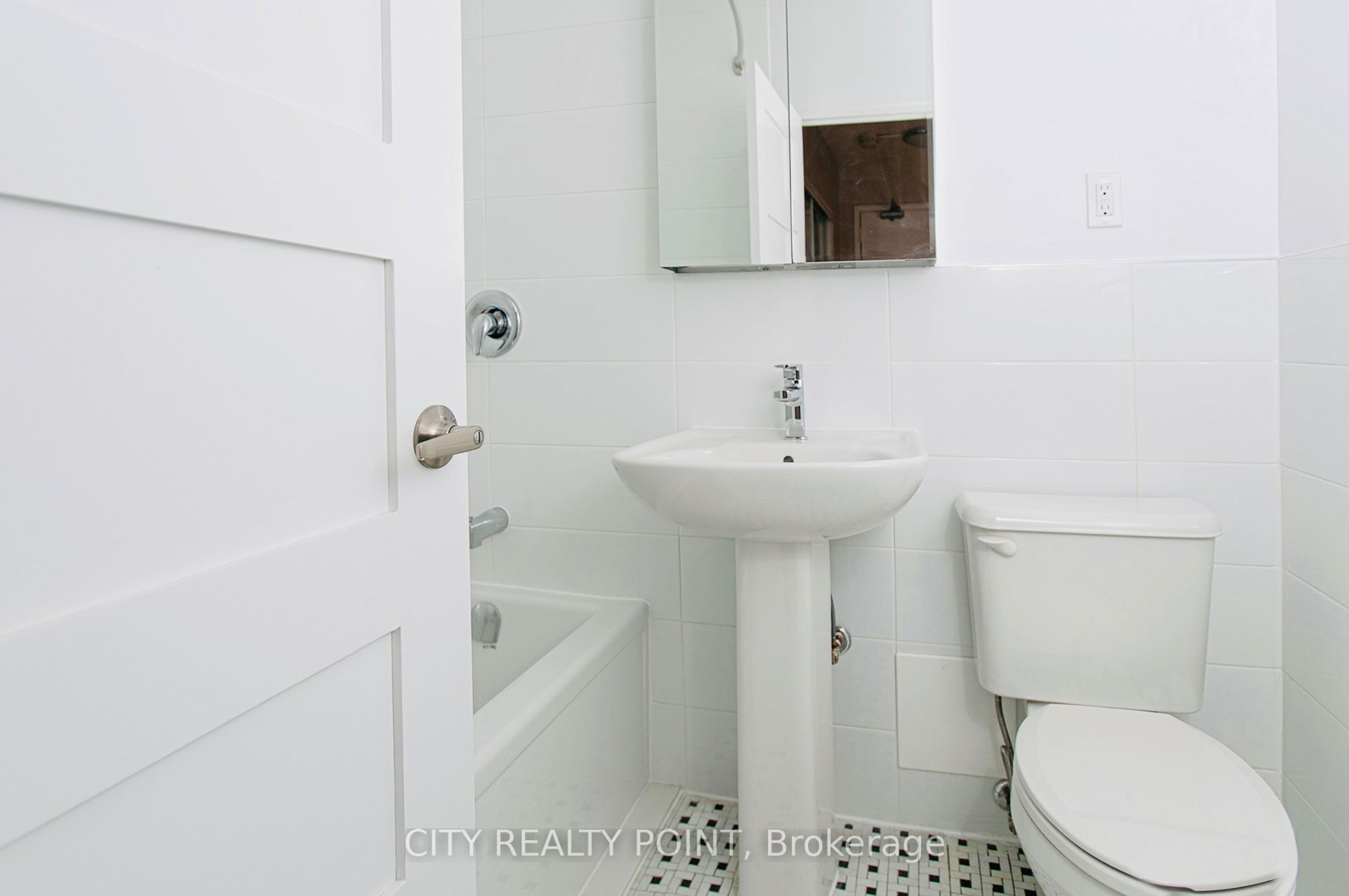1291 Bayview Avenue N, #405